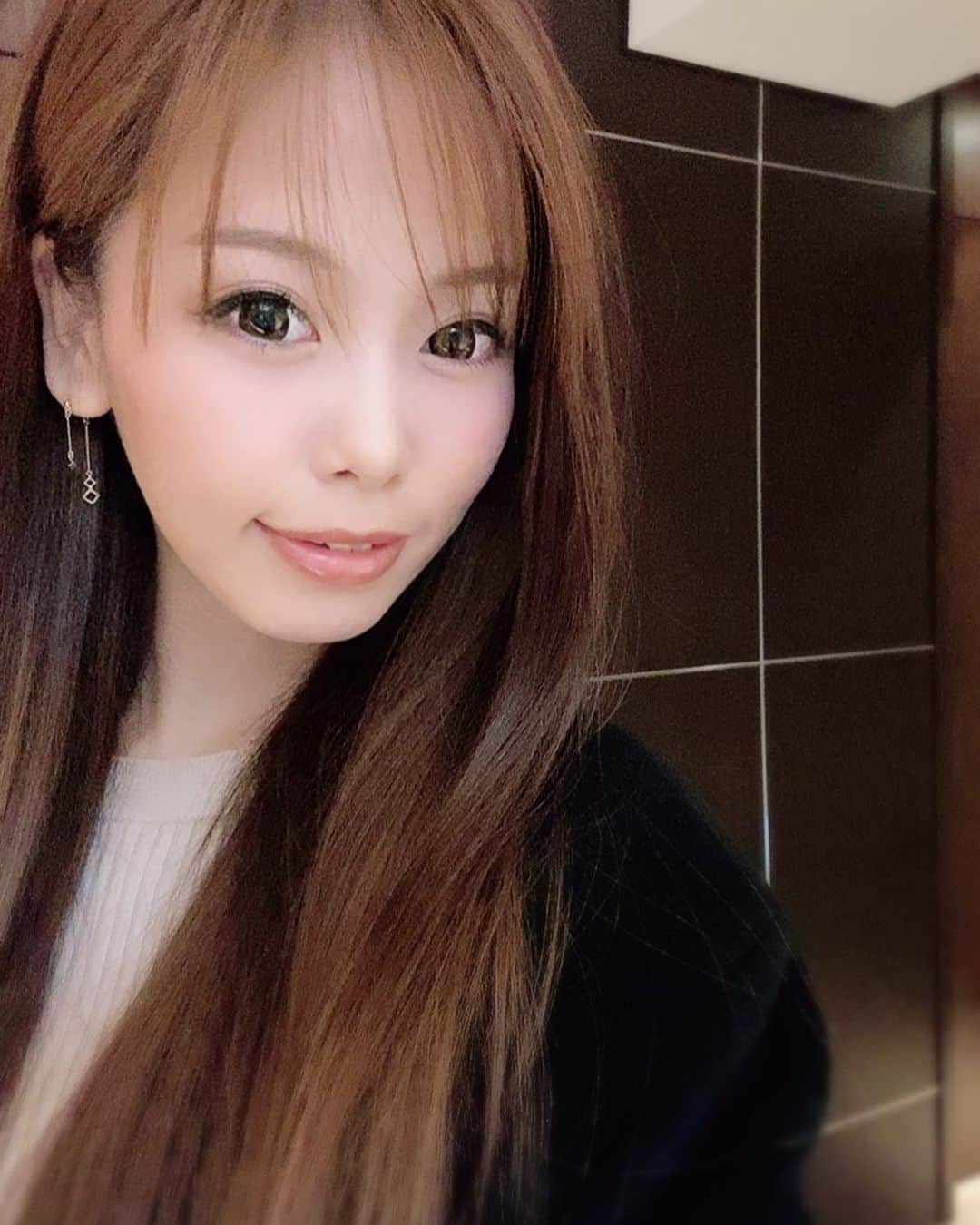 𝐀𝐬𝐚𝐤𝐮𝐫𝐚𝐌𝐢𝐰𝐚 のインスタグラム：「🗻 年明けから綺麗な富士山の夢を見て 忘れられない…😌！ . . #一富士ニ鷹三茄子#ことよろです#2021 #前髪#カット#前髪迷子#🤷🏼‍♀️ #happynewyear#happy#gooddreams#selfie#tokyo#thestringsbyintercontinentaltokyo#tagsforlikes#tflers#fff#l4l#셀카#셀스타그램#얼스타그램#오늘의사진#셀카놀이#셀끼꾼」
