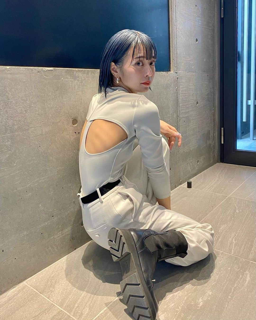 梅村実帆のインスタグラム：「へんな形の服 好きなんだよなぁ🥵 今日もブルー🧜🏻‍♀🧊しつこいけどネイルかわい🥺」