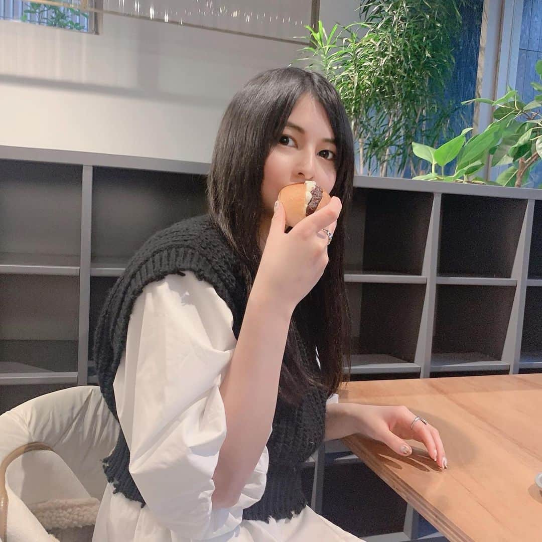 えなちぃのインスタグラム：「このパン美味しかった🥐 久しぶりにカフェして、 ゆっくりできて幸せな時間を過ごした♡  なんか、もっと落ち着くカフェとか、行きつけのカフェ見つけたいなって思った🥺🤍 カフェ巡りする人の気持ちがちょっとわかった🥰」