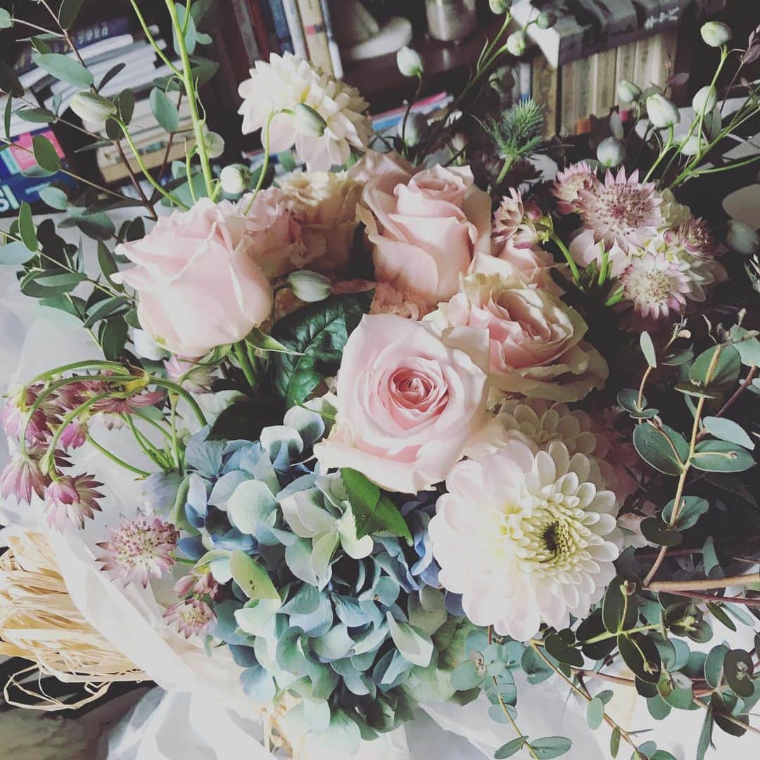 土井ケイトさんのインスタグラム写真 - (土井ケイトInstagram)「家族、愛する人たちに感謝。すきだー。ほんとにありがとう。そして皆様からのメッセージ、お花、プレゼント、本当に本当に嬉しかったです！幸せだーーーー！今世界は本当に色々大変だけど前を見て一歩一歩、22歳を謳歌していきます。え。稽古がんばろ！」1月18日 12時56分 - katedoi