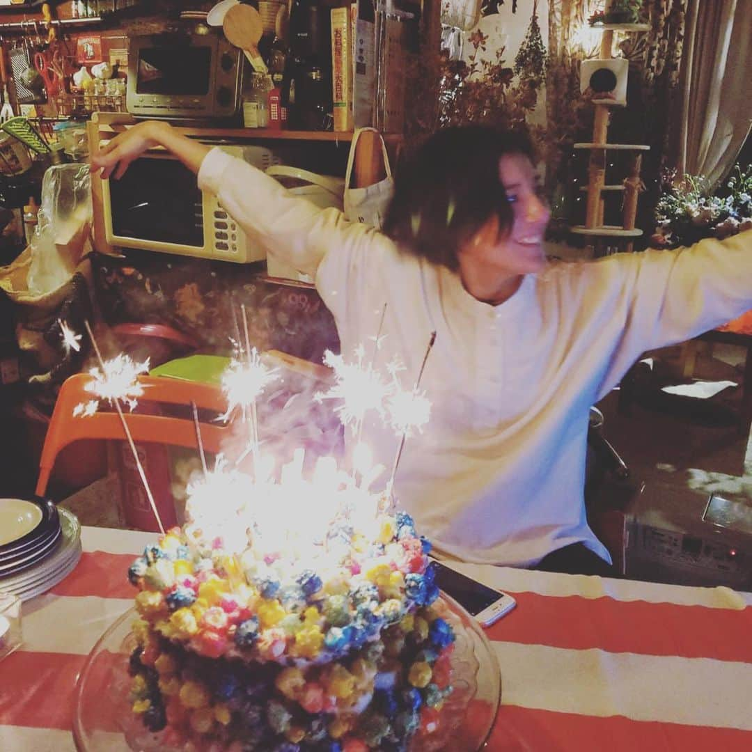 土井ケイトさんのインスタグラム写真 - (土井ケイトInstagram)「家族、愛する人たちに感謝。すきだー。ほんとにありがとう。そして皆様からのメッセージ、お花、プレゼント、本当に本当に嬉しかったです！幸せだーーーー！今世界は本当に色々大変だけど前を見て一歩一歩、22歳を謳歌していきます。え。稽古がんばろ！」1月18日 12時56分 - katedoi