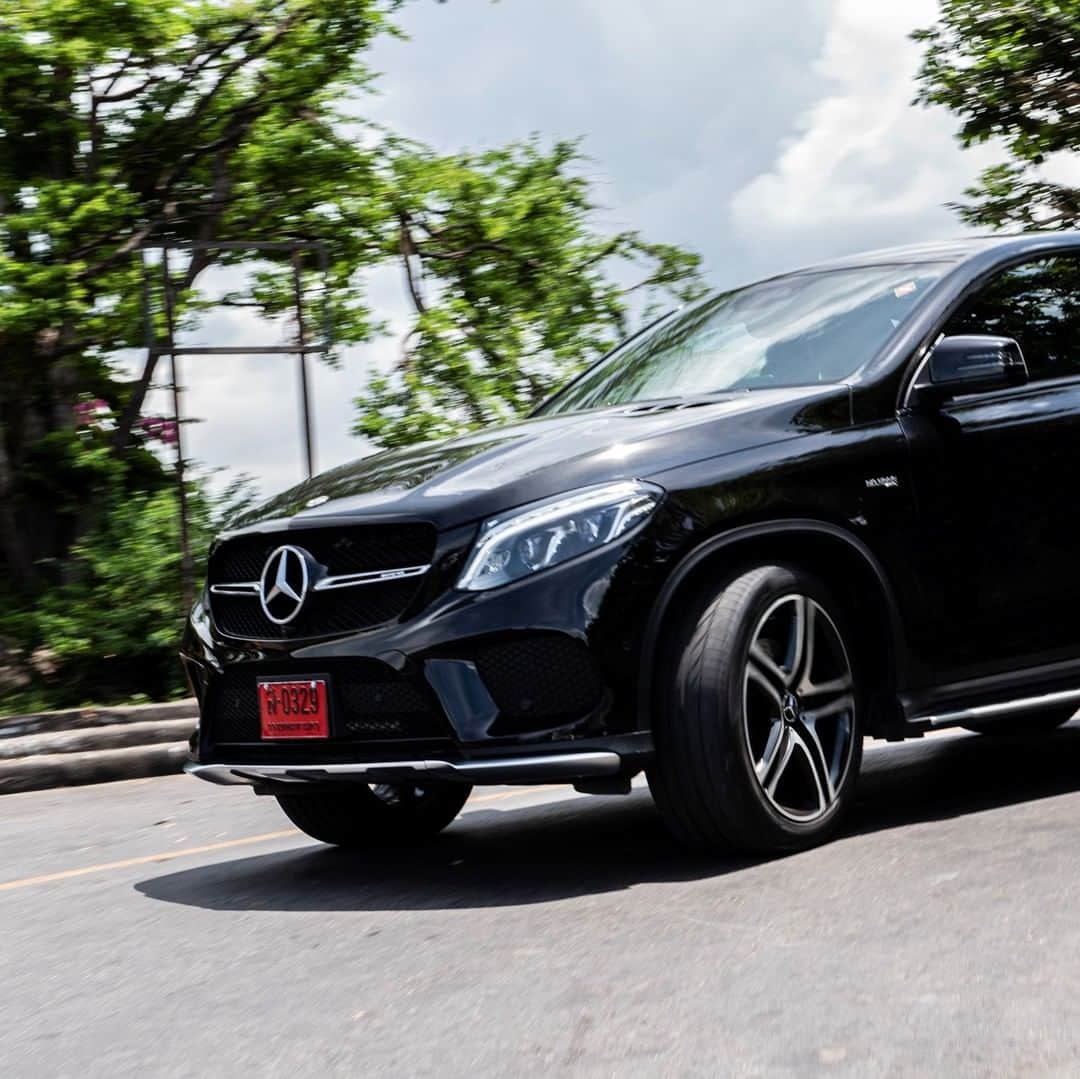 Mercedes-Benz Thailandさんのインスタグラム写真 - (Mercedes-Benz ThailandInstagram)「############ 🏁 AMG Monday 🏁 ############  AMG Selected: Mercedes-AMG GLE 43 4MATIC Coupé  สปอร์ตเร้าใจได้ไม่แพ้ใคร..กับรถยนต์ SUV ที่เผยถึงรูปลักษณ์ความแข็งแกร่งอย่าง Mercedes-AMG GLE 43 4MATIC Coupé ผสมผสานสุดยอดเทคโนโลยีการขับขี่จาก AMG ที่มอบความตื่นเต้นบนท้องถนนด้วยขุมพลัง V6 ขนาด 3.0 ลิตร ให้แรงม้าสูงสุด 367 แรงม้า พร้อมขนาดพื้นที่จุสัมภาระด้านหลังมากถึง 1,720 ลิตร นับเป็นรถสปอร์ต SUV อย่างแท้จริง  ติดตามความเคลื่อนไหวของเมอร์เซเดส-เบนซ์ ก่อนใครได้ที่ LINE Official Account @ mercedesbenzth http://mb4.me/MBTHLINE  สัมผัสที่สุดของความแรงกับ Mercedes-AMG GLE 43 4MATIC Coupé ได้ที่ http://mb4.me/amg-gle43-coupe  พบกันทุกวันจันทร์กับ AMG Monday ที่รวมทุกความเร้าใจจาก Mercedes-AMG มาให้แฟนเพจได้ติดตามกันนะครับ See you next Monday !!  #AMGMonday #Mercedes #AMG 🔥 #GLE43 #Coupé  #DrivingPerformance #Power #Passion #Instacar #Luxury  #MercedesAMG #MercedesBenzThailand」1月18日 13時00分 - mercedesbenzthailand