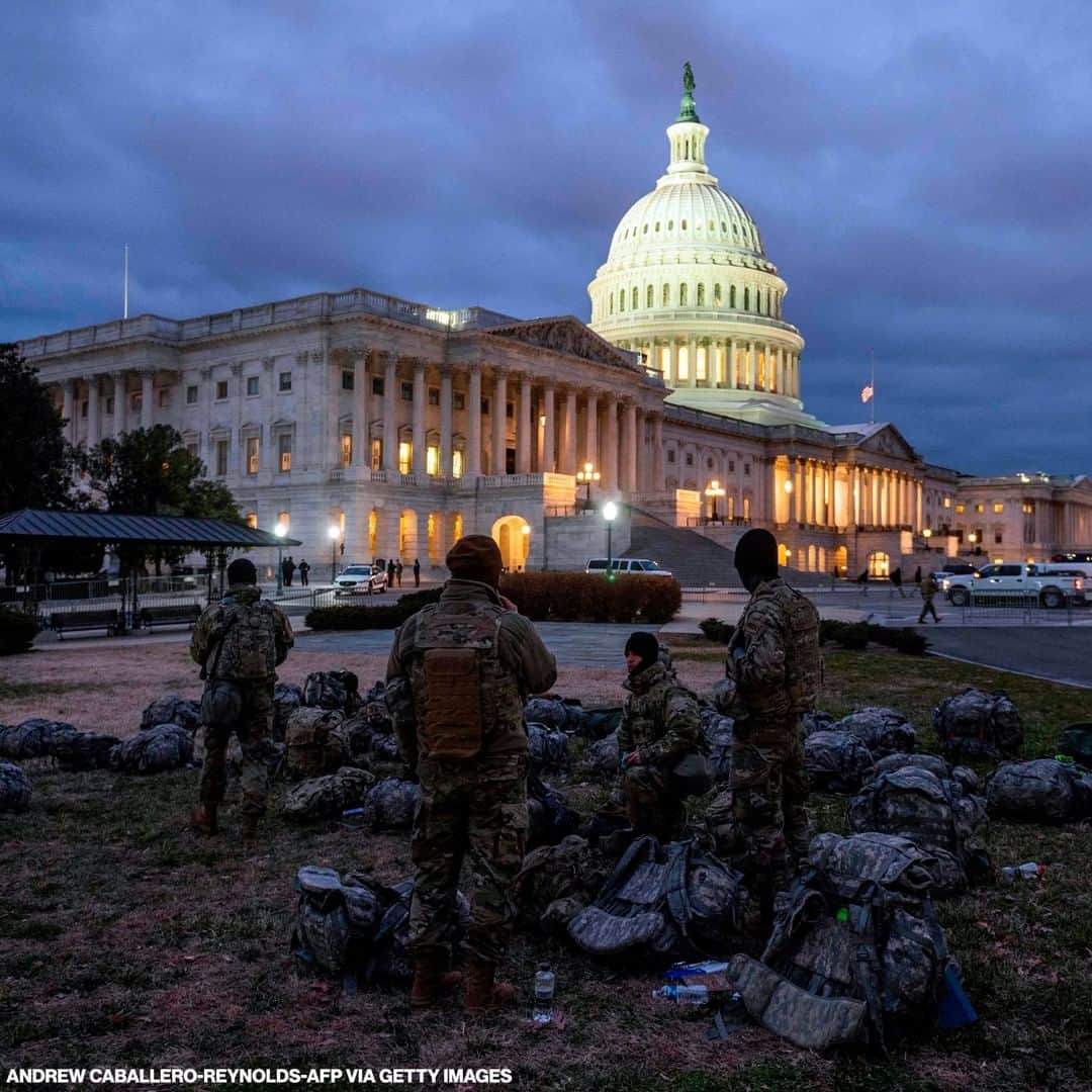 ABC Newsさんのインスタグラム写真 - (ABC NewsInstagram)「U.S. National Guard members are seen outside the Capitol in Washington, D.C., on Sunday, ahead of Wednesday's inauguration of President-elect Joe Biden. An unprecedented level of security is being marshaled for the 59th swearing-in ceremony as law enforcement is on high alert for further possible attacks and unrest.」1月18日 13時02分 - abcnews