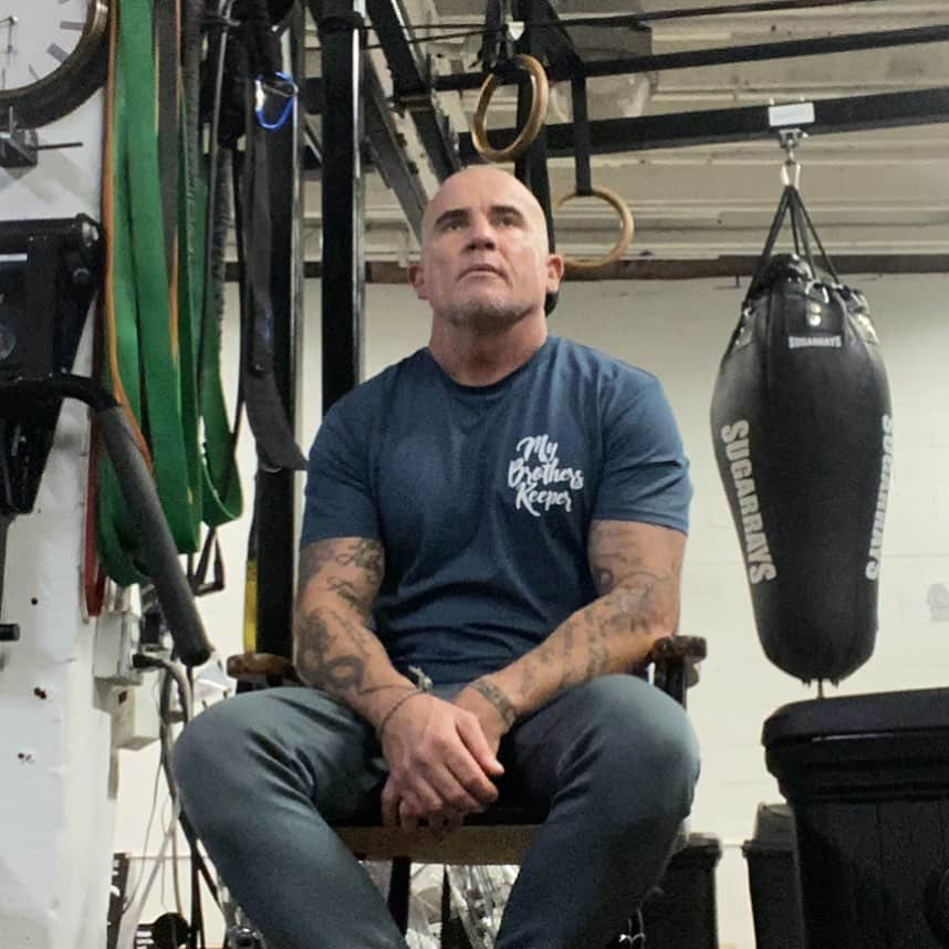 ドミニク・パーセルさんのインスタグラム写真 - (ドミニク・パーセルInstagram)「My church the #ocean has temporarily been taken away. Due to work. Boxing/sparring is a necessity an equal need. I love watching the boys go at in the ring. ( head gear used) I like controlled physical violence. It’s therapeutic makes me feel alive especially when I’m utterly out classed and gettin my ass whooped. That’s when the learning begins. #sugarays #vancouver. Bob your a legend. Thanks for pic. I look calm. The irony..... #mybrotherskeeper @jackkingsley @kobyabberton t’s. @mybrotherskeepertv」1月18日 13時05分 - dominicpurcell