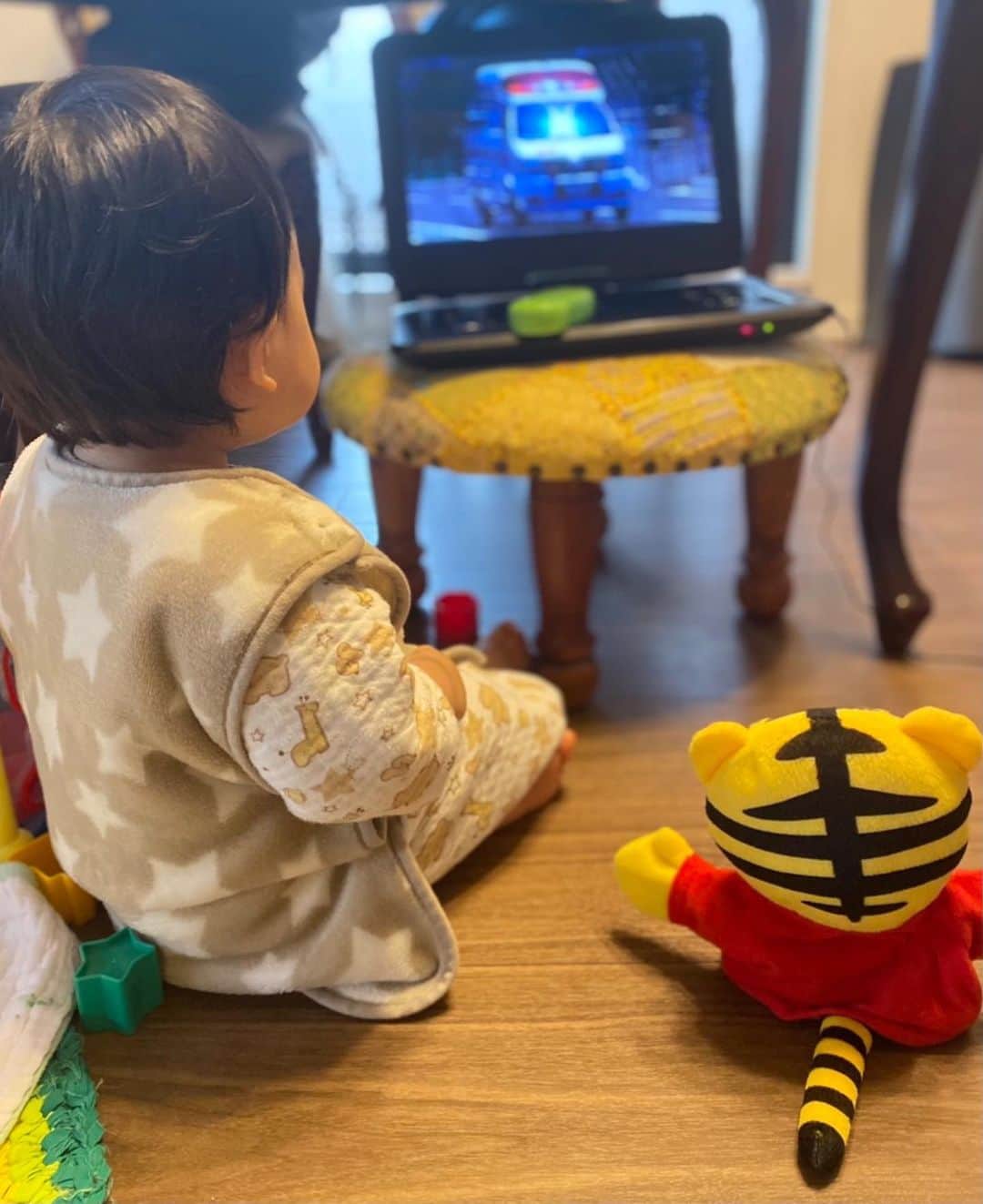 のインスタグラム：「しまじろうと仲良し。﻿ ﻿ ママも見てー！って手を﻿ ぶんぶんしてるところ。﻿ ﻿ #しまじろう﻿ #スリーパー #パジャマ　 #こどもちゃれんじ﻿ #1歳育児  #PRじゃないです」