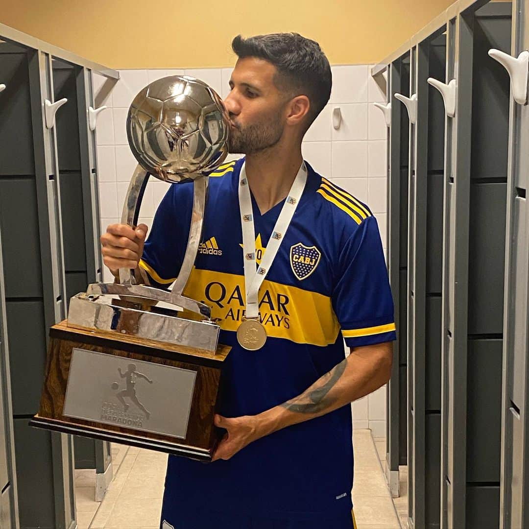 リサンドロ・ロペスのインスタグラム：「C A M P E O N E S 🏆🥇 VAMOS BOCA CARAJO 💙💛」