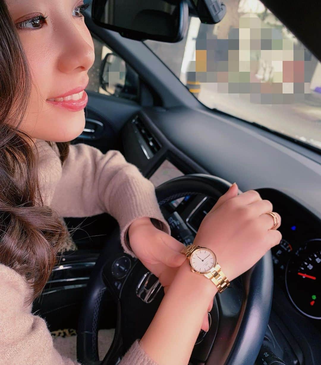 のインスタグラム：「𝔻𝕣𝕚𝕧𝕖♥︎♥︎♥︎ . . ベージュにゴールド…♡ とっても大好きな組み合わせ^ ^ シンプルなお洋服の日は、シャドウはボールドなど濃いめを意識します♡ ローズゴールドとゴールドのアケセサリーが大好き❤ 今日も @danielwellington のWatchと ringです💎 . ＠danielwellington  #ダニエルウェリントン　#DWニューイヤー #ドライブ　#ヴェゼル女子」