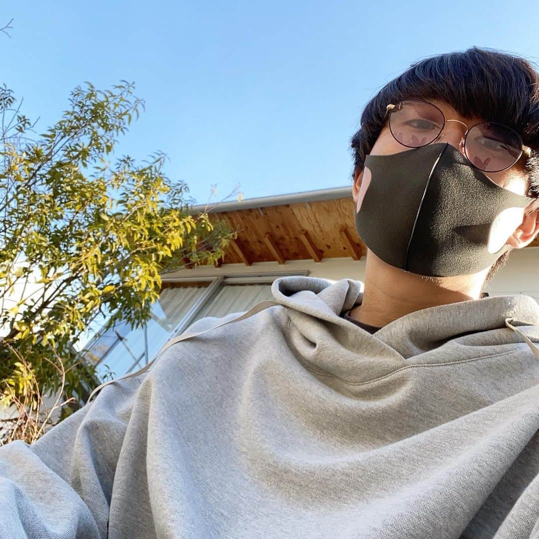 秋月琢登のインスタグラム：「日向ぼっこなう  ぼっこ、、？ え、ぼっこやったっけ？ 日向ごっこ？ ごっこではないか。 え、ぼっこ？ぼっこってなに？ 日向ぼっこのぼっこってなに？ え、どっちも間違えてるんかな？  ほな一体なんなん？」