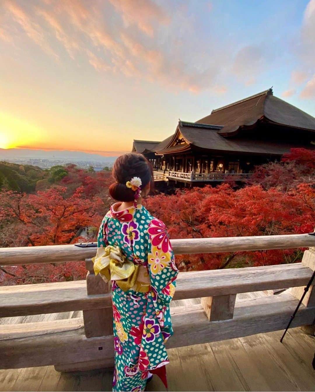 京都 着物レンタル くくる-Cucuru- レンタル着物さんのインスタグラム写真 - (京都 着物レンタル くくる-Cucuru- レンタル着物Instagram)「京都での思い出はくるんで✨.  最大¥3000引きの学生の方向けおトクなサービスを行っております。. . . . となりのmucu写真製作所(@photostudio.mucu )にてスタジオ撮影やロケーション撮影とあわせたお得なプランもご用意しておりますのでお気軽にお問い合わせくださいませ😊. . . . . Curunはキレイとカワイイを追求するんです❤️ . 振袖や袴も沢山ご用意しましたよ❤️ . メーカーだから出来る高品質で地域最低価格‼️ . . 着物メーカーだから安心のプロ着付け👘 . カワイイ💞オリジナル着物沢山‼️ 祇園 八阪神社 高台寺 安井神社【安井金毘羅宮】清水寺 八坂の塔等観光地へのアクセス抜群！ . 📞075-531-5525 . . http://kimono-cucuru.jp/  #京都くるん  #着物レンタル #京都着物レンタル  #レンタル着物  #ファッション #ヘアセット #かわいい着物 #着物レンタル京都 #京都着物レンタルくるん #京都レンタル着物くるん #京都カフェ #京都観光  #お洒落さんと繋がりたい #京都きものレンタル #京都着物 #浴衣レンタル #京都浴衣レンタル  #京都着物レンタルcurun #学割  #京都レンタル着物 #レンタル着物くるん #くるん #ヘアセット #着物好きな人と繋がりたい #着物コーディネート #着物ヘア #gotoキャンペーン #gotoトラベルキャンペーン #gotoキャンペーン」1月18日 13時15分 - kimono.curun
