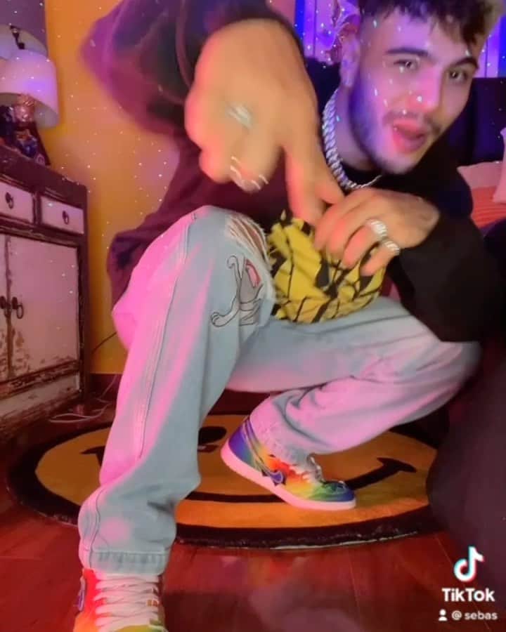 Sebastián Villalobosのインスタグラム：「quizá elimine esto mañana ✌🏼 jeje」