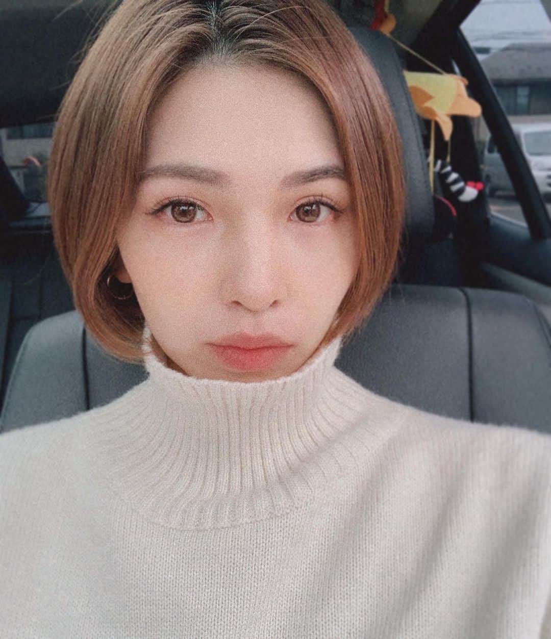 来夏のインスタグラム：「#☃️ 娘の"はじめて"は 私にとっても"新しい挑戦"がいっぱい🌞 ママ友に聞いたり、本やネットで探したり、 足を運んでみたり、 毎日一瞬でおわるけどとても楽しい🕺 あ〜私もこうしてもらってたのかぁと ありがたさが増す。 (ましてやネットはない時代📻) 子供の笑顔に元気をもらい 寝顔に癒されるとはまさに。👼🏼  束の間のセルフィー🤳🏼 マツエクは @tru.omotesando 👀 やはり、10,11㍉D/12㍉Cカールのフラットラッシュに3DMIXが好き✨メイク時短できる✌🏽  #女の子ママ #1歳1ヶ月  #マツエク #trueyelash」