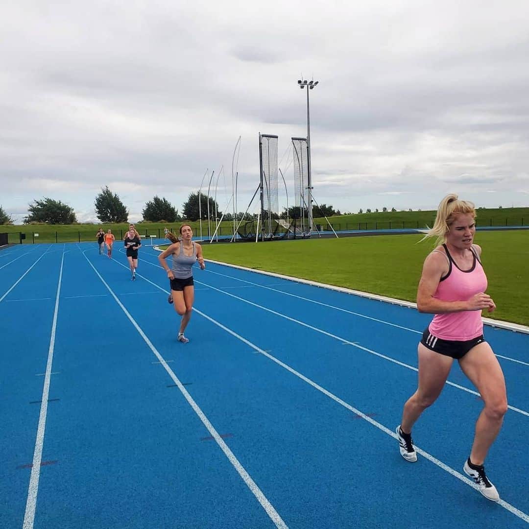アンジェラ・ペティのインスタグラム：「Training with the athletes you coach is really cool 🏃‍♀️🏃‍♀️🏃‍♀️🏃‍♀️  #trackgirls #runnersofinstagram」