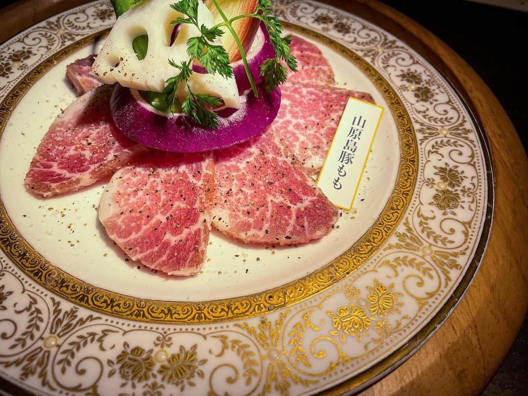 炭火焼肉BISTRO山城牛のインスタグラム：「【炭火焼肉Bistro山城牛】 🍷🥩本日も元気に営業してます🐮✨ ・ ・ ・ 今日は、商品紹介共に新着 ニュースをお届け致します📣🗣  早速ですが、 商品紹介はコチラ‼️🐽 系列店でも専門で取り扱ってます、 沖縄の食文化を代表する食材でも有名な黒毛の和豚『アグー🐽』になります。 当店では『山原島豚アグー』というブランドを使っておりまして焼肉用でもご用意しております、ご来店の際は是非食べてみて下さい❤️ アグーとはなにか一口食べればわかるはずです😏🙌  🆕新着ニュース👀㊙️ 今月から毎月イベントとして 毎月29日（肉）の日限定イベントで 当日使える大変お得なクーポンが当たる『くじ引き』形式で皆様に引いてもらい、山城牛のお肉を更に美味しく楽しく召し上がって貰えたらと 些細なお気持ちです👏😎 詳細はインスタ、Google等の当店の 各媒体にて告知させて頂きます🙌  Coming Soon😏💖  住所📍那覇市松山1-5-1 1階 時間⏰17:00〜（LO）21:00 （定休日　無し） 電話📲098-988-9161  #沖縄 #那覇　 #那覇焼肉　 #炭火焼肉BISTRO山城牛」