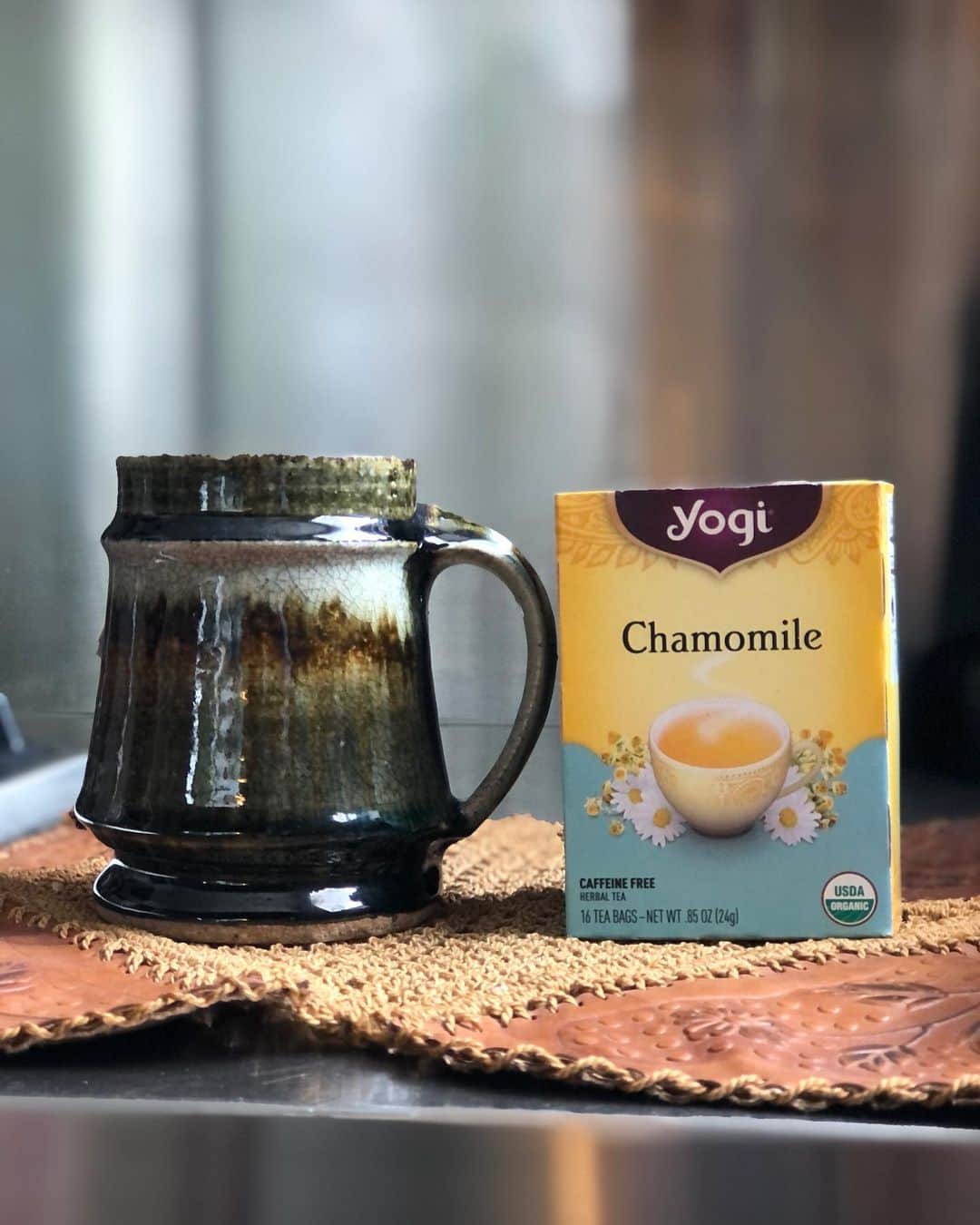 のインスタグラム：「コーヒーが好きだけど  今年は身体のことを考えて(労って)優しいものを取り入れてあげようと思いいただいたこれを飲んでいる とか言いながらついマックに行ったりポテトチップスを抱えて食べたりなんかもしちゃうんだけどそういう悪さをついした翌日は優しいものにしてみたりとメリハリを心がけています  (昨日の家系ラーメンの脂よ、 私の身体から出ていきなさい)  #swellvtg #yogi #chamomile #かもって入れると#嘉門達夫って出てくる」
