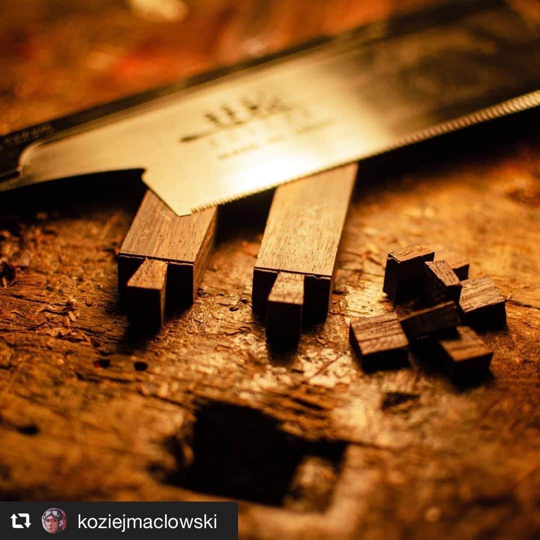 SUIZAN JAPANさんのインスタグラム写真 - (SUIZAN JAPANInstagram)「What cool photos and precise work! Thank you for using our dozuki saw👍﻿ ﻿ #repost📸 @koziejmaclowski﻿ Cutting some dovetails﻿ #dovetails #woodjoinery #woodjoints #woodworkingtools #woodworkingskills #rosewood #woodworking #woodjoints #woodjoinery #japanesetools #dozuki #suizanjapan #pullsaw﻿ ﻿ #suizan #japanesesaw #japanesesaws #japanesetool #craftsman #craftsmanship #handsaw #woodwork #woodworker #woodworkers #diy #diyideas #japanesestyle #japanlife」1月18日 13時29分 - suizan_japan