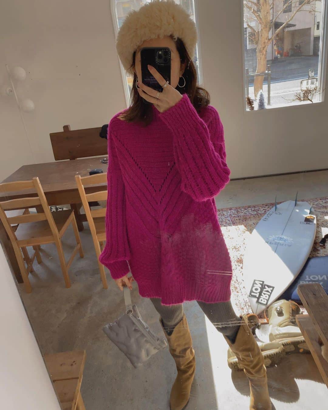 堀舞紀のインスタグラム：「🪱🪱🪱 . . . 冬、 茶色い服ばっか 着てしまいガチなので ご機嫌なニットひっぱりだしました。 . . . リブタイツは ヒートテック。 . . 寒くても 天気がいいなら ギリギリ許せる、、 #冬の日々 . . . 土間の改装をまた始めようと思ったら diyするなら明後日！ ってTVにいわれて、、 延期😂 . . そんな寒くて凍える冬の日〜 . . #outfit  #母親服装 #ムートン」