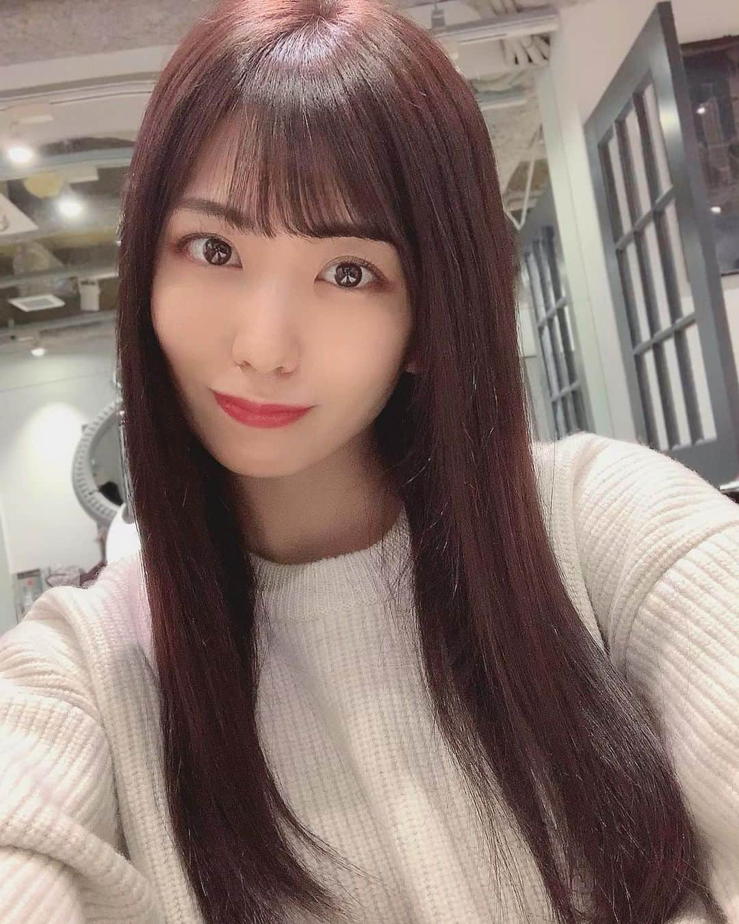 山岸逢花さんのインスタグラム写真 - (山岸逢花Instagram)「💇🏻‍♀️✨✨ . . @makoto__kamijo さんのところで モノトーンカラー＆トリートメント していただいて艶髪を手に入れた🤘 やっぱり最近よく褒められる気がする！ 昨日は新しいアイロン買おうかと思って お店見てたら販売員さんに アイロン試す前からずっと褒められてた☺️笑 . さいこうだよ〜〜🤘♥ . . . #山岸逢花 #あいぱん #AV女優 #AV #hair #Lwis #渋谷 #aikayamagishi」1月18日 13時30分 - ayakayamagishi_