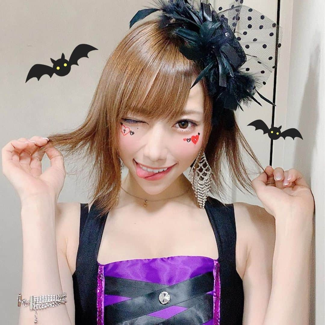 七海ティナさんのインスタグラム写真 - (七海ティナInstagram)「ハッピーハロウィン〜 . . . . 我爱你😘 . .  #ショートカット#ショートヘア#japanesegirl #cosplay #asiangirl#恵比寿マスカッツ#魔女#gymgirl #diet#makeup  #写真ネタが尽きた #カボチャは貴重なカーボ  #欲しい物リストに #干し芋入れるというボケ (大真面目) #そして自己満 #干し芋のリスト」1月18日 13時42分 - tinaaaa1208