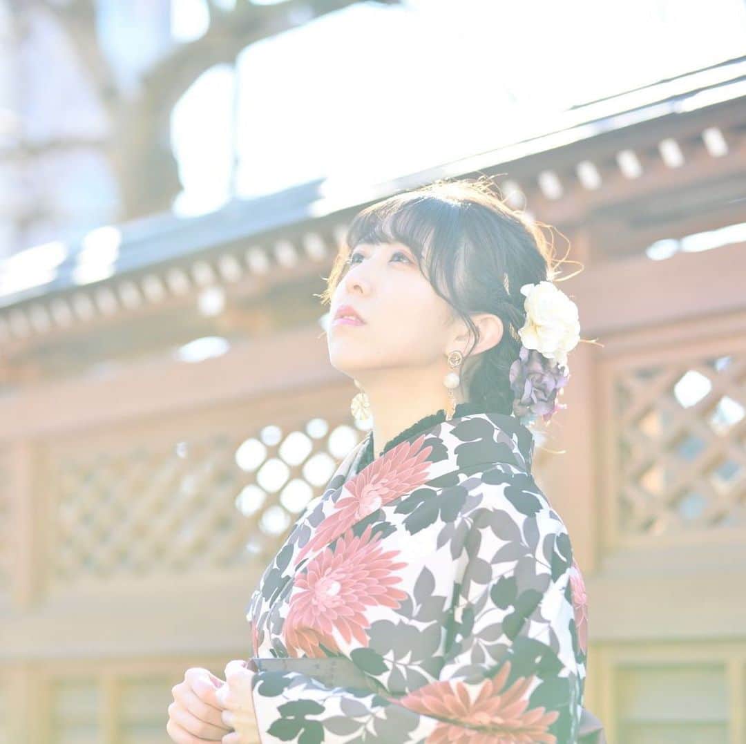 井上麗夢のインスタグラム：「#着物﻿ ﻿ 最近やることに追われて﻿ 去年までは、慣れないことばかりに追われてることがすごくすごく苦手だったけど。﻿ ﻿ 最近はいっこずつ、消化していくことで﻿ 自分を整理してます🤍❄️﻿ ﻿ ﻿ やることがみえれば﻿ それをやっていくだけ！﻿ ﻿ ﻿ Twitter:@Remu_19﻿ ﻿ ﻿ ﻿ #カメラ女子 #カメラ女子部 #ipone #東京写真部 #写真部 #instagood #pentax #olympus #olympuspen #写真好きな人と繋がりたい  #写真を撮るのが好きな人と繋がりたい  #カメラ好きな人と繋がりたい #カメラマン募集 #ファインダー越しの私の世界  #フィルター越しの私の世界 #ポートレート #ポートレートモデル #女優 #井上麗夢　#YouTube」