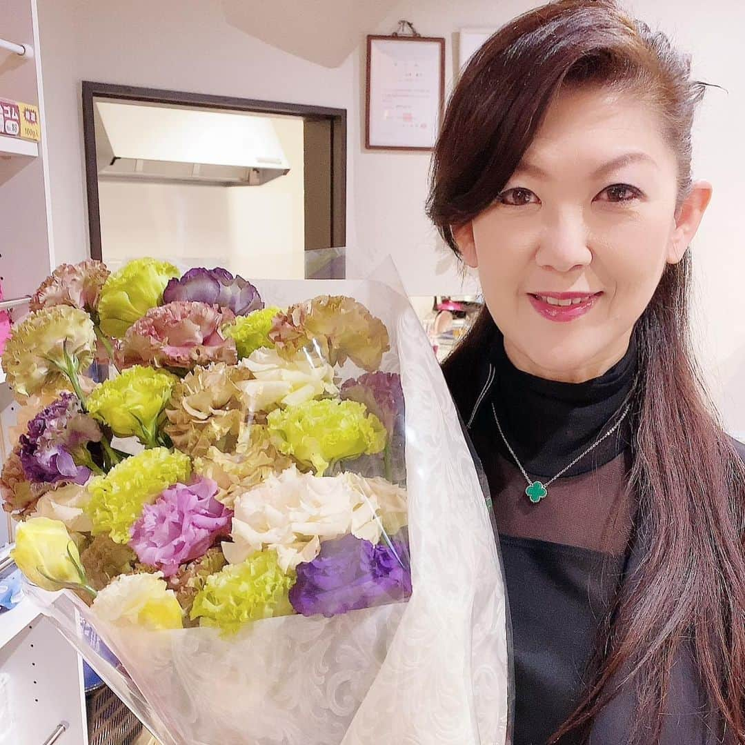 若山かずささんのインスタグラム写真 - (若山かずさInstagram)「お客様から1周年のお礼にお花をいただきました😀✨✨  トルコキキョウです〜‼️ とっても素敵で感動しちゃいました。  有難うございま〜す😭  #若山かずさ #演歌歌手  #トルコキキョウ #カラオケかずさ  #花束もらった  #演歌女子」1月18日 13時37分 - wakayamakazusa