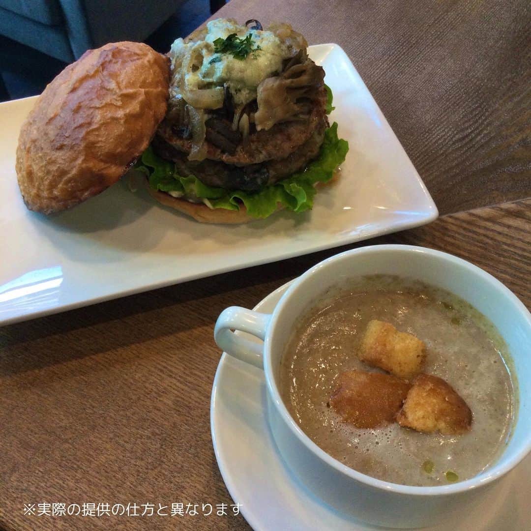 のインスタグラム：「今日も寒いですね❄️ そんな時に温かいスープとハンバーガーで心もお腹も満たしませんか?  ウマミバーガーみなとみらい店と青山店で提供しているクリームドマッシュルームは、マッシュルームの旨みがたっぷりなスープです🤤 アクセントのクルトンとの相性もバッチリ👌🏻 人気のハンバーガーのウマミノコと一緒に食べると、さらにキノコのウマミをお楽しみいただけます❣️  スープ、ハンバーガーどちらもテイクアウトができるので、お家でゆっくりウマミディナーもいいですね✨  2月7日までの平日は、テイクアウト10％OFF👏👏 皆様のご利用お待ちしております😊  #ウマミバーガー  #ウマミバーガーみなとみらい店 #ウマミバーガー青山店 #ハンバーガー #クリームドマッシュルーム #creameofmushroom #テイクアウト #テイクアウトハンバーガー」