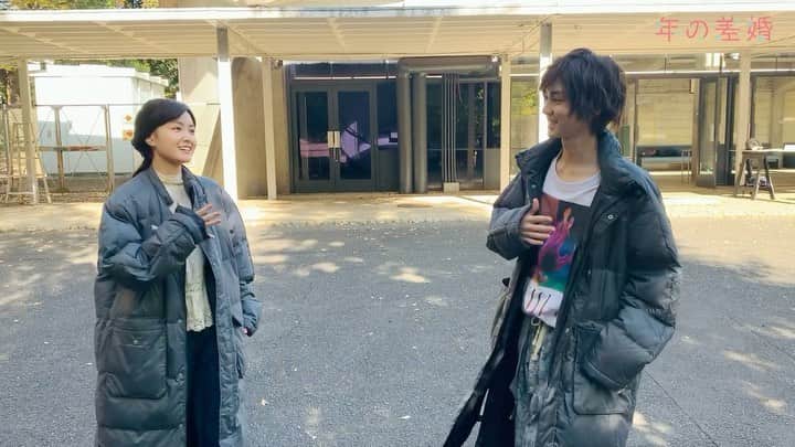 「年の差婚」ドラマイズム【公式】のインスタグラム：「. ／ #年の差婚 💗 いよいよ明日５話放送🥺✨ ＼  踊る茂吉さんと舞衣子さん💃♡ (踊るシリーズ大量投下失礼します...😷😷)  微笑ましい練習風景にニヤニヤ🤤笑 #ほっこりキュン してください...💗  ☟４話見逃し配信中ですよ〜🐢✨ https://tver.jp/corner/f0065350  #おかわり年の差婚 も是非🛁🌹  1〜４話は #TELASA で 独占配信中🐢♡ https://www.telasa.jp/series/11167  #葵わかな #竹財輝之助 #松本若菜 #小野寺晃良 #吉野北人 #河井青葉 #徳井優 #吹越満 #ショーンキュン #おかわりショーン」