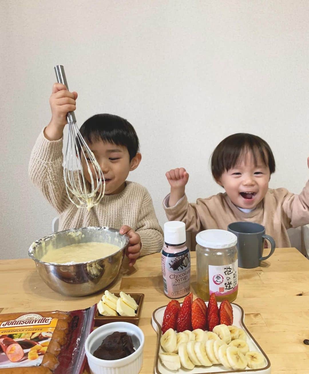 猪村有希のインスタグラム：「今日のお昼はパンケーキ🥞 ゆずもいっぱいお手伝いしてくれた👦🏻💕 #👶🏻はパンケーキが焼ける前にお皿に乗ったいちごをほぼ全部食べてお兄ちゃんに怒られてました笑  #２歳差兄弟 #2歳差育児  #福岡ママ #男の子ベビー #男の子ママ #おうちごはん #パンケーキ #おひるごはん #おうちおやつ」