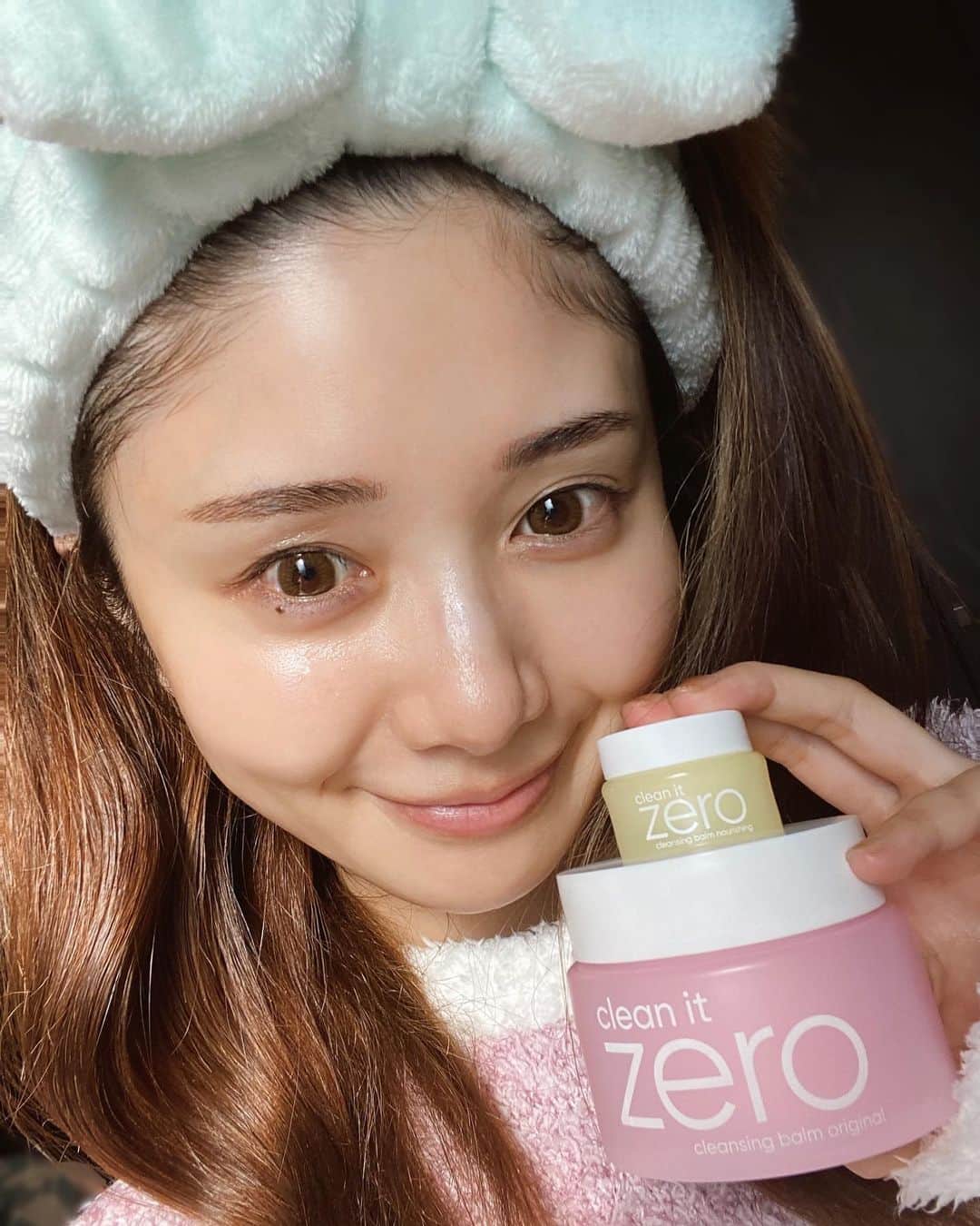 一木美里さんのインスタグラム写真 - (一木美里Instagram)「𝐜𝐥𝐞𝐚𝐧 𝐢𝐭 𝐳𝐞𝐫𝐨 𝐜𝐥𝐞𝐧𝐬𝐢𝐧𝐠 𝐛𝐚𝐥𝐦🤍💛💖 @banilaco_official   すっきりメイクが落ちるバニラコのクレンジングバーム、香りも好きで長く使っているアイテムの一つ💛(私は乾燥肌なのでイエローが好きです!)  人気すぎて模倣品もあるらしいので、要注意⚠️本物は外箱にQRがついてます✔︎  #skincare#banilaco#乾燥肌#クレンジング#バニラコ#韓国コスメ」1月18日 13時57分 - misato_ichiki