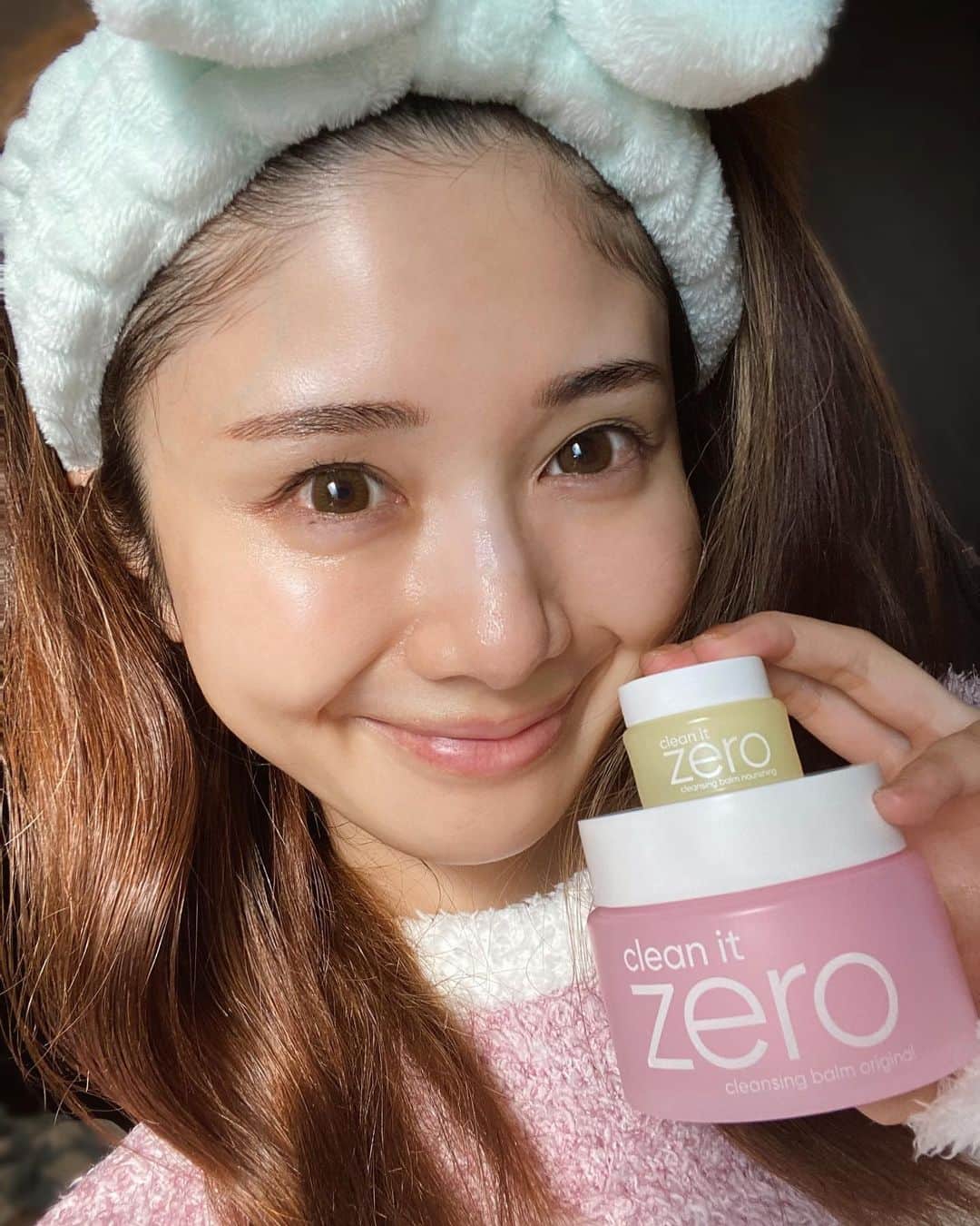 一木美里さんのインスタグラム写真 - (一木美里Instagram)「𝐜𝐥𝐞𝐚𝐧 𝐢𝐭 𝐳𝐞𝐫𝐨 𝐜𝐥𝐞𝐧𝐬𝐢𝐧𝐠 𝐛𝐚𝐥𝐦🤍💛💖 @banilaco_official   すっきりメイクが落ちるバニラコのクレンジングバーム、香りも好きで長く使っているアイテムの一つ💛(私は乾燥肌なのでイエローが好きです!)  人気すぎて模倣品もあるらしいので、要注意⚠️本物は外箱にQRがついてます✔︎  #skincare#banilaco#乾燥肌#クレンジング#バニラコ#韓国コスメ」1月18日 13時57分 - misato_ichiki