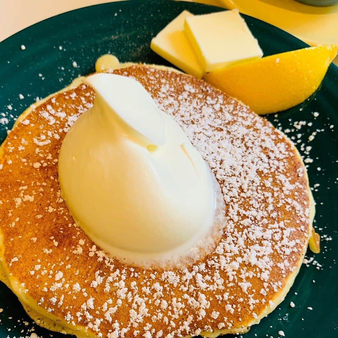 CLASSY公式さんのインスタグラム写真 - (CLASSY公式Instagram)「2月号オフショット📸  表参道のカフェ『a Piece of Cake』で撮影中、 パンケーキの感動的な美味しさにハッピースマイルのオーちゃん🥰🥞  撮影後はもちろんペロリと完食でした💕  #classymagazine #classyonline #2月号 #オードリー亜矢香 #apieceofcace #パンケーキ #撮影裏話」1月18日 13時57分 - classy_mag_insta
