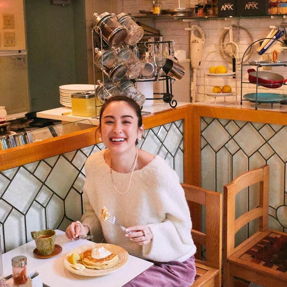 CLASSY公式さんのインスタグラム写真 - (CLASSY公式Instagram)「2月号オフショット📸  表参道のカフェ『a Piece of Cake』で撮影中、 パンケーキの感動的な美味しさにハッピースマイルのオーちゃん🥰🥞  撮影後はもちろんペロリと完食でした💕  #classymagazine #classyonline #2月号 #オードリー亜矢香 #apieceofcace #パンケーキ #撮影裏話」1月18日 13時57分 - classy_mag_insta