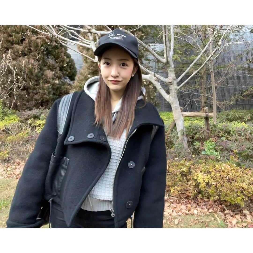 板野友美さんのインスタグラム写真 - (板野友美Instagram)「休日Style𖤣𖥧𖥣｡ 久々のCAP🧢  若い頃毎日かぶってたなぁ。  オーバーサイズのブルゾンすき😳  マネージャーさん（ふたがみくん） に写真見せたら ラグビーの防具付けてるみたいって言われた😅  ま、捉え方は人それぞれで、良き😌🤍  #ブルゾン #あったかーい #友style」1月18日 14時02分 - tomo.i_0703