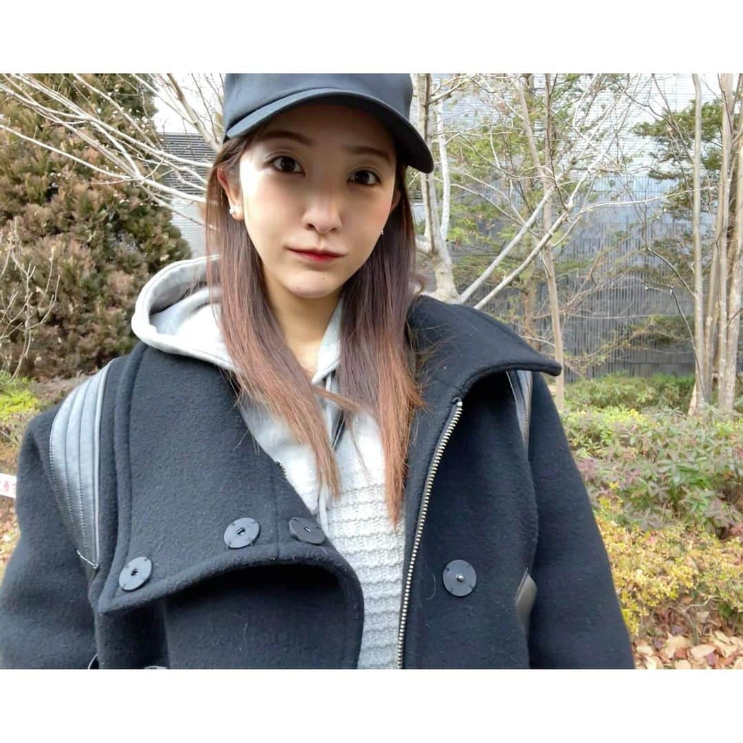 板野友美さんのインスタグラム写真 - (板野友美Instagram)「休日Style𖤣𖥧𖥣｡ 久々のCAP🧢  若い頃毎日かぶってたなぁ。  オーバーサイズのブルゾンすき😳  マネージャーさん（ふたがみくん） に写真見せたら ラグビーの防具付けてるみたいって言われた😅  ま、捉え方は人それぞれで、良き😌🤍  #ブルゾン #あったかーい #友style」1月18日 14時02分 - tomo.i_0703