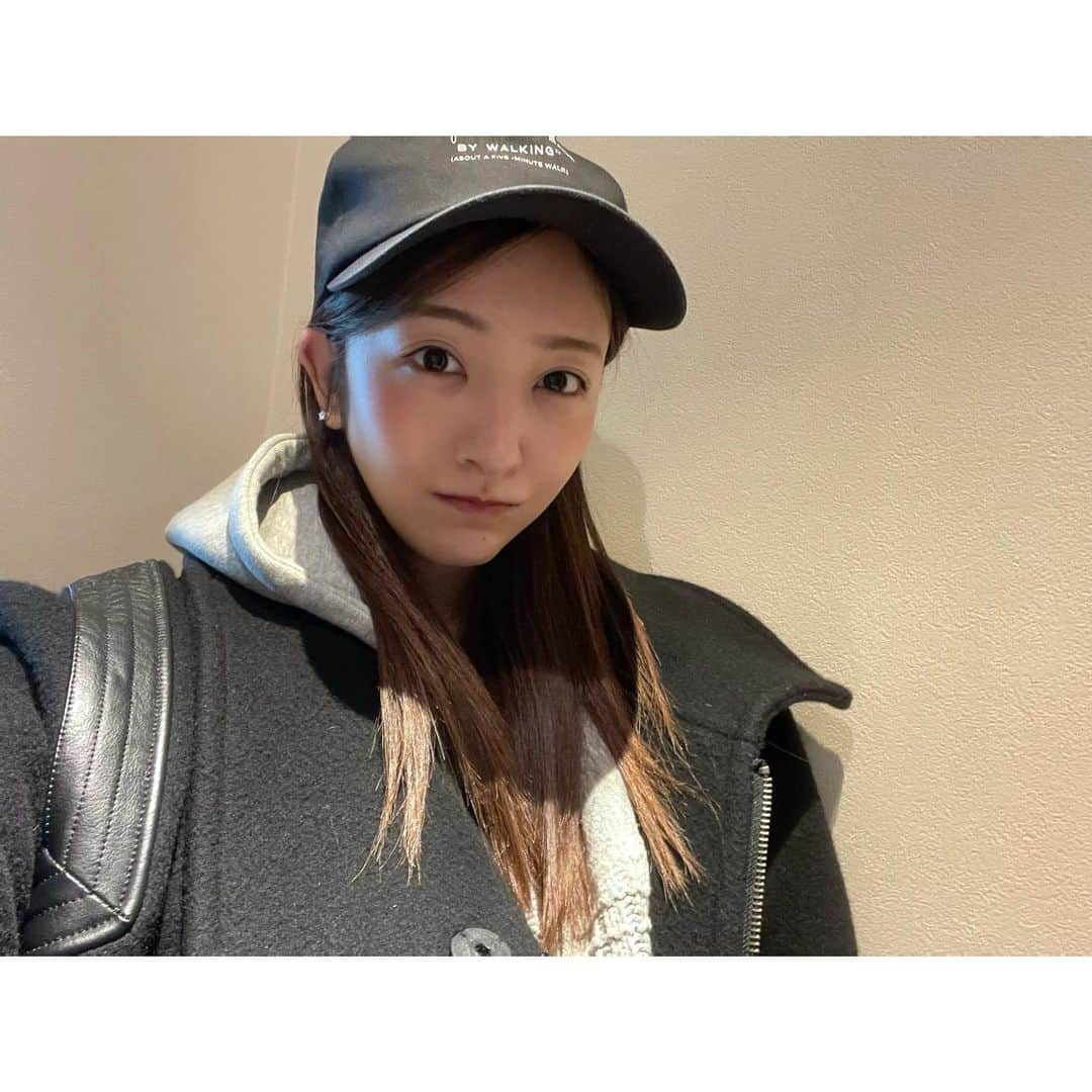 板野友美さんのインスタグラム写真 - (板野友美Instagram)「休日Style𖤣𖥧𖥣｡ 久々のCAP🧢  若い頃毎日かぶってたなぁ。  オーバーサイズのブルゾンすき😳  マネージャーさん（ふたがみくん） に写真見せたら ラグビーの防具付けてるみたいって言われた😅  ま、捉え方は人それぞれで、良き😌🤍  #ブルゾン #あったかーい #友style」1月18日 14時02分 - tomo.i_0703