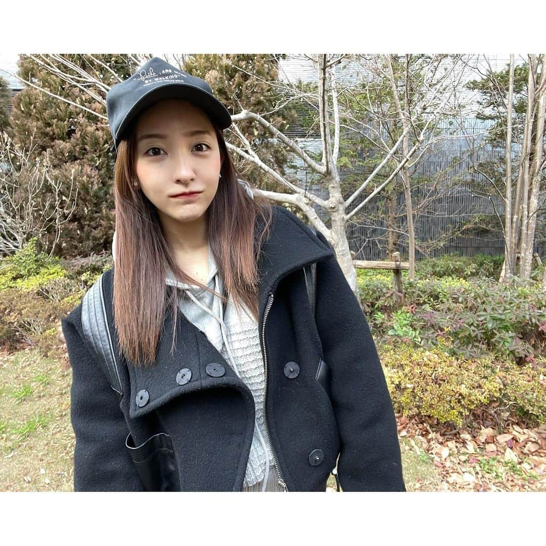 板野友美さんのインスタグラム写真 - (板野友美Instagram)「休日Style𖤣𖥧𖥣｡ 久々のCAP🧢  若い頃毎日かぶってたなぁ。  オーバーサイズのブルゾンすき😳  マネージャーさん（ふたがみくん） に写真見せたら ラグビーの防具付けてるみたいって言われた😅  ま、捉え方は人それぞれで、良き😌🤍  #ブルゾン #あったかーい #友style」1月18日 14時02分 - tomo.i_0703