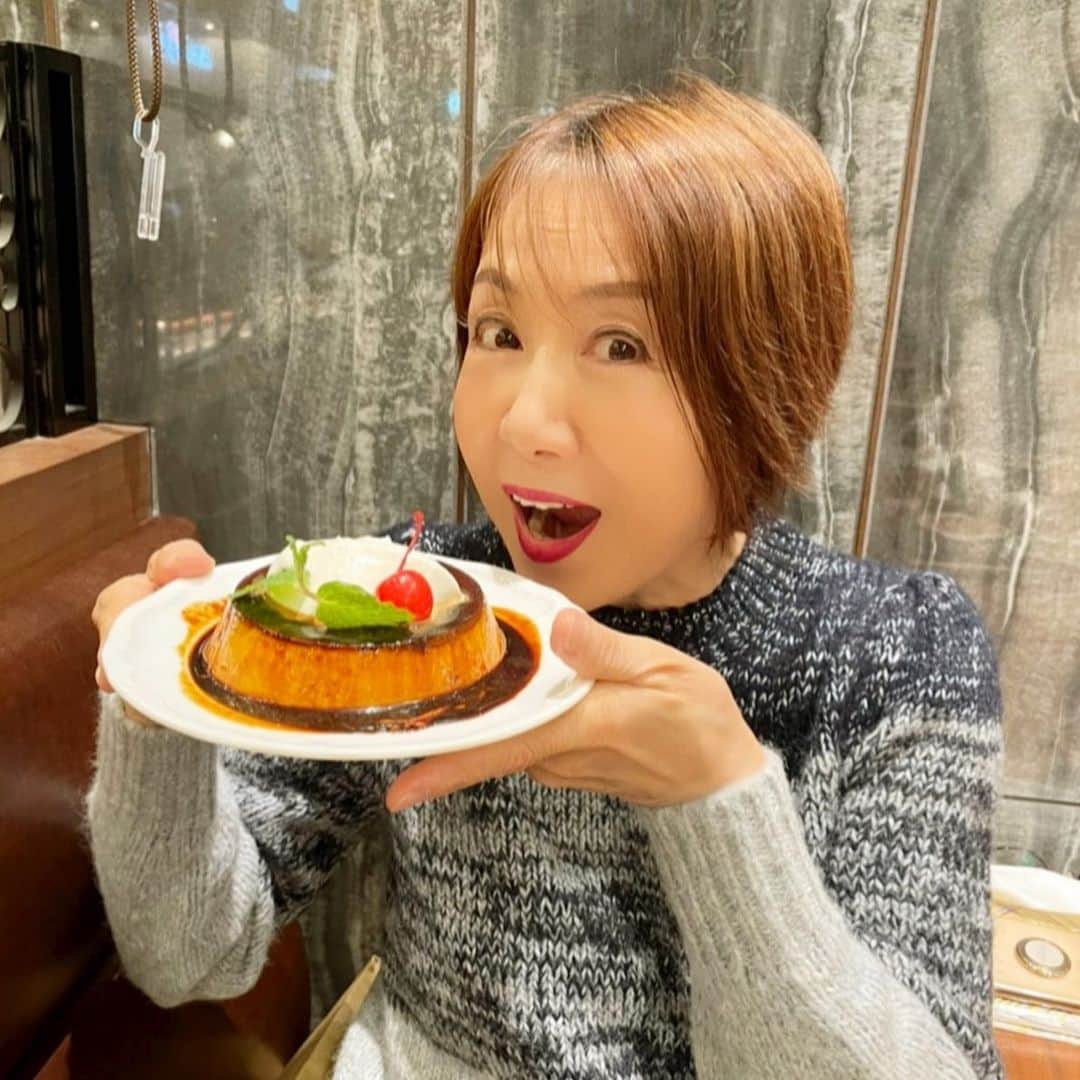奈美悦子さんのインスタグラム写真 - (奈美悦子Instagram)「短い時間だけど久しぶりに皆んな元気で会えて良かった。#プリン#大好き #仲良し #友達 #久しぶり #皆んな元気 #短い時間だったけど楽しかった #またね」1月18日 14時05分 - nami.etsuko