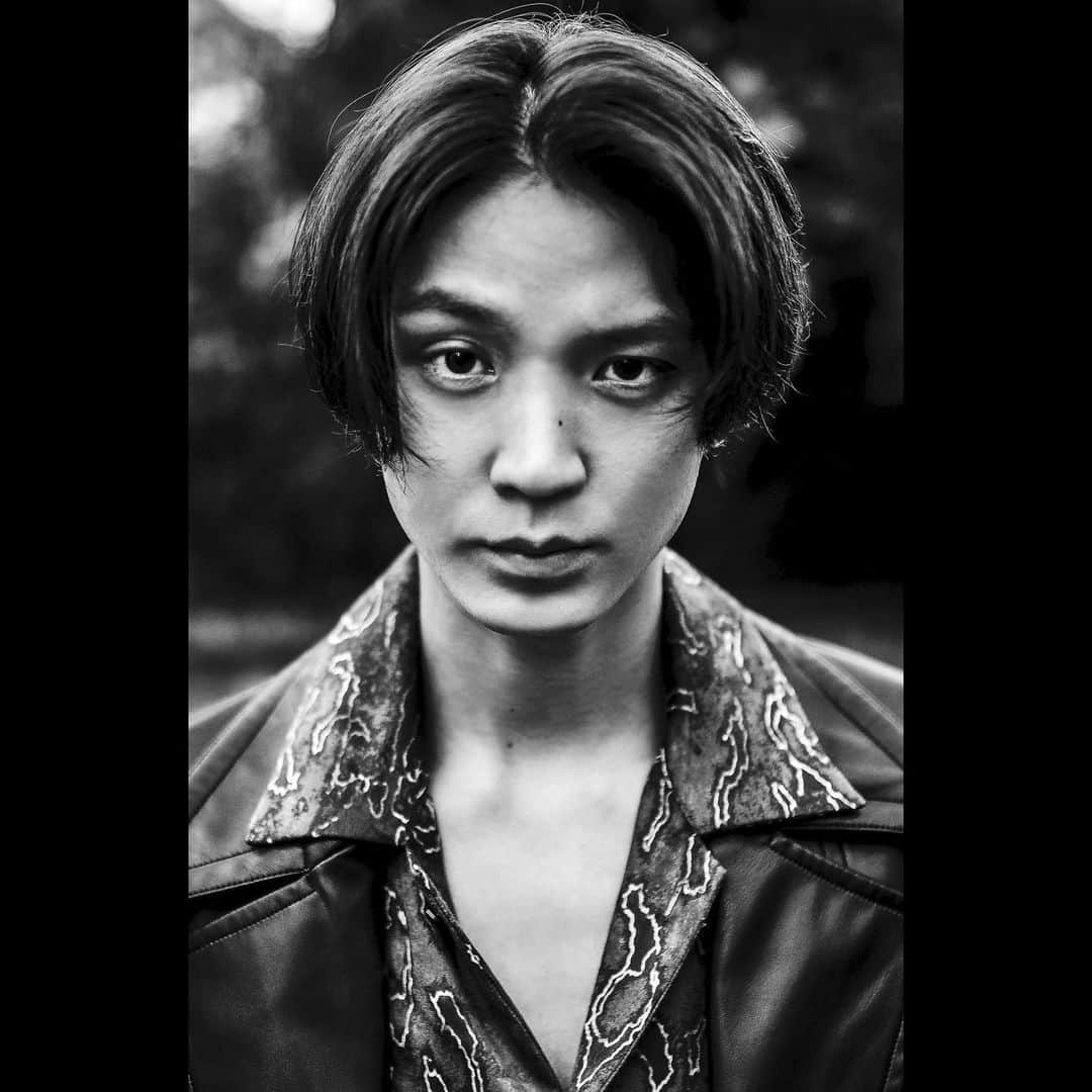 磯村勇斗のインスタグラム：「.  BARFOUT!  1月20日発売  @kenta_karima  #barfout #ヤクザと家族」