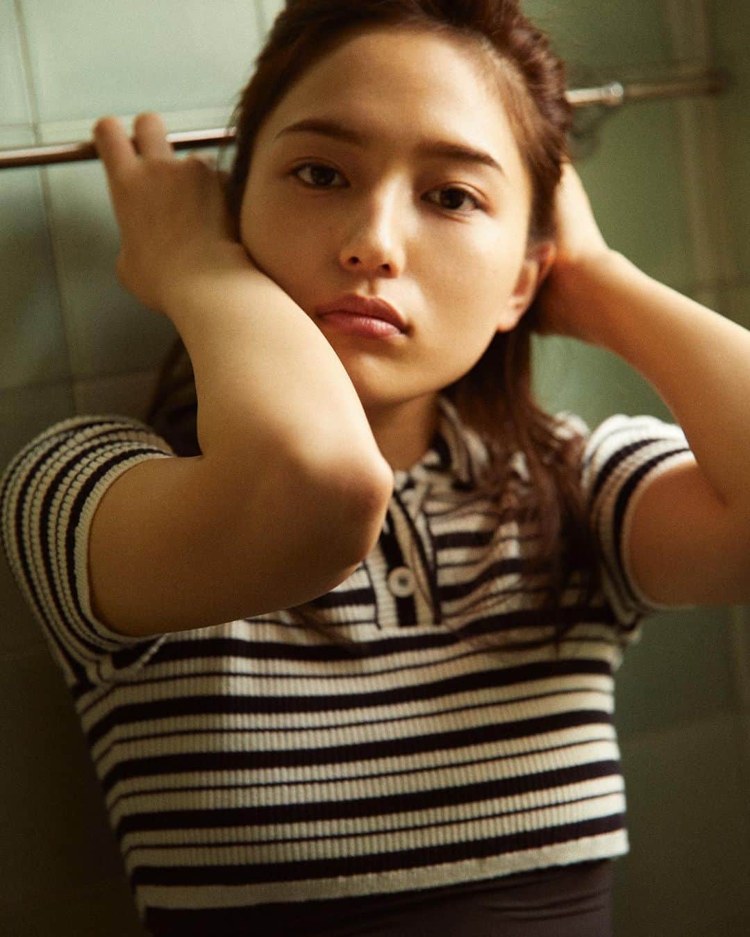 VOGUE GIRL JAPANのインスタグラム：「GIRL OF THE MONTHに、女優・川口春奈が初登場👏 フランス映画からインスピレーションを受けて、シネマティックなファッションストーリーをお届け🖤 プロフィールのURLからチェックして！→@voguegirljapan  MODEL:@haruna_kawaguchi_official （KENON） PHOTO: @omisakii （iO） VIDEO: @tabuki_y , YU OISHI HAIR&MAKEUP : @kawakitayusuke  STYLING : @chikako_tanifuji  #川口春奈 #girlofthemonth #voguegirl」