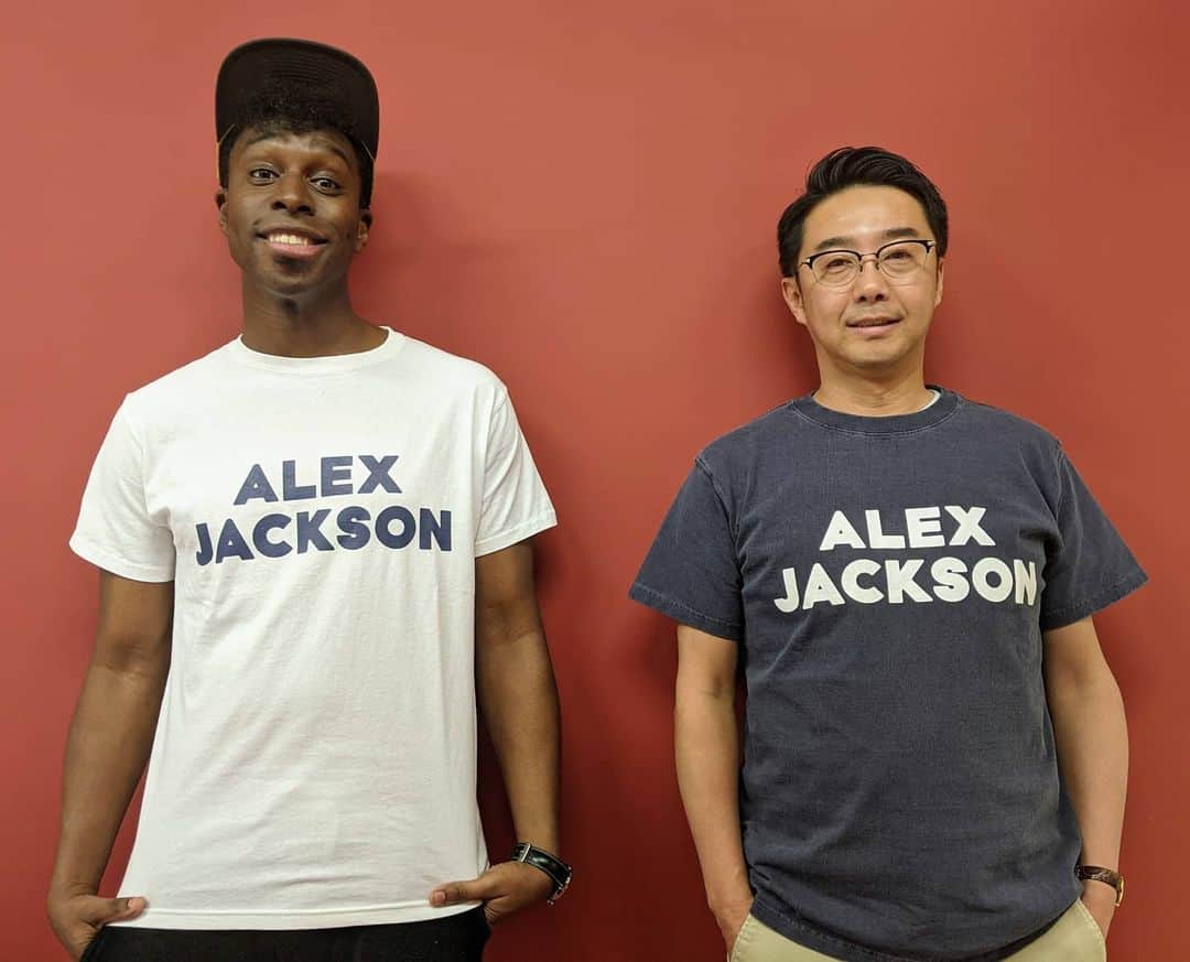 アイク・B・ヌワラのインスタグラム：「限定版アレックス・ジャクソンTシャツが到着！ 春に販売するから待っててやー！  詳しくはYouTubeへ！  #矢作とアイクの英会話」