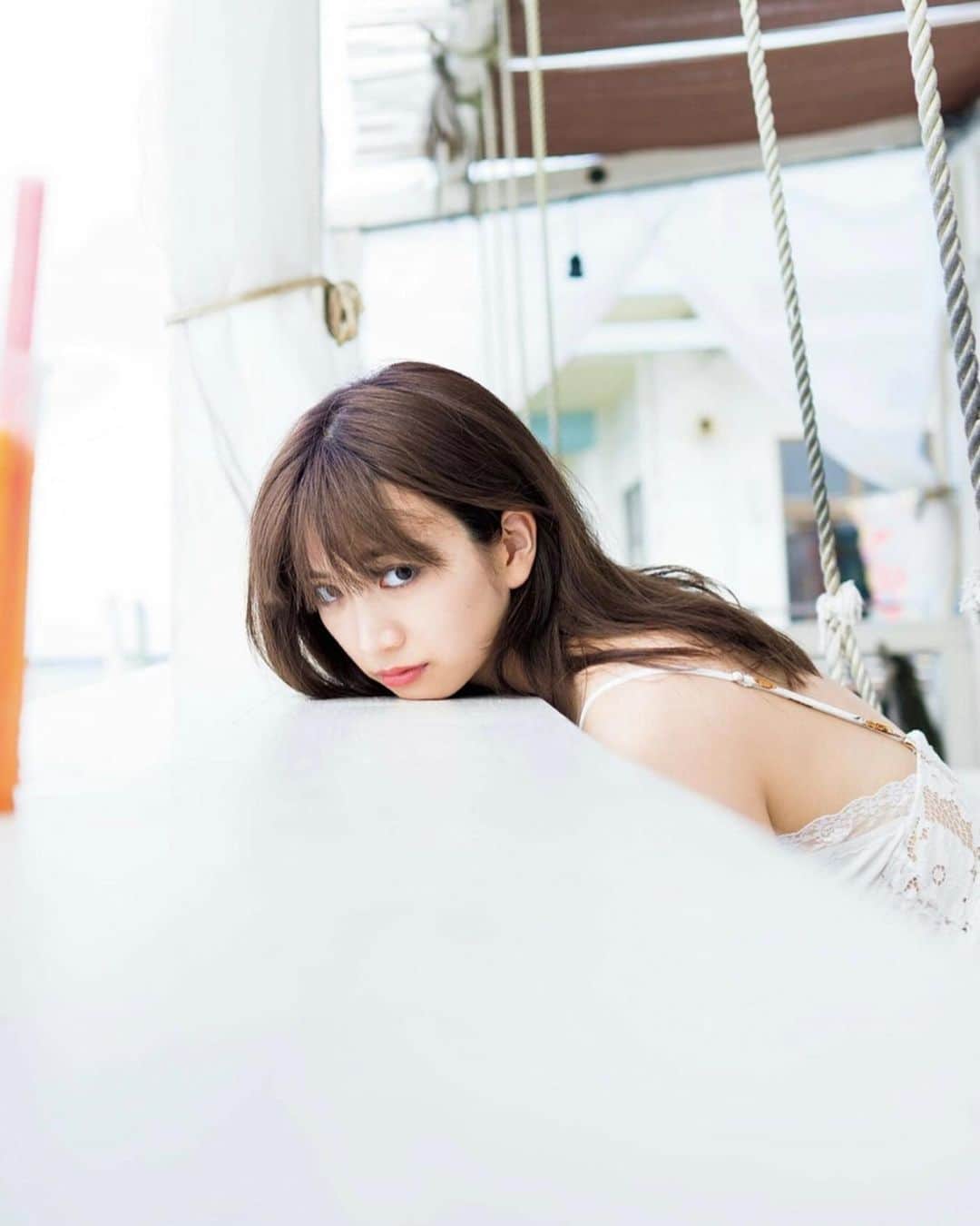 源藤アンリのインスタグラム：「写真集では一枚しか使われていないこの衣装、実はこんなに可愛いのですっ🥰 #かとぴんのオフショット集 #グラビア #ANRI」