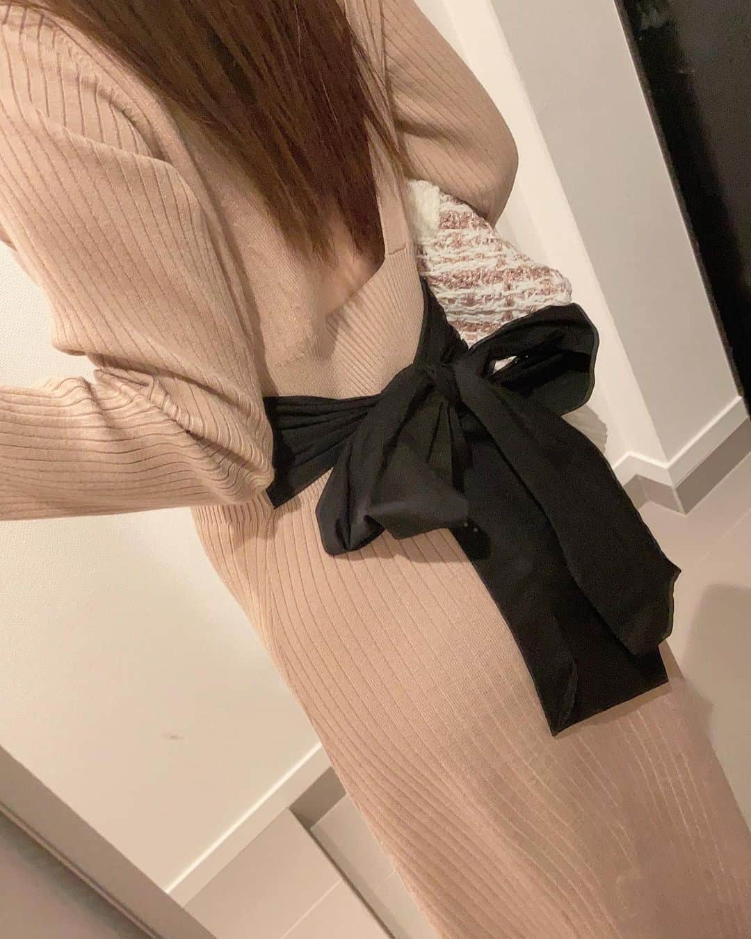 美沙さんのインスタグラム写真 - (美沙Instagram)「かーわーいーいー🥺💓 後ろのリボン🎀 そして背中ガッツリあいてる🙈 . 久々めっちゃドツボ〜😍💓 春になったらワンピースだけで着よっと🌸 . @belinda_official_world . #belinda #ベリンダ #ONEPIECE #ワンピース #👗 #リボン #🎀 #デートコーデ #ワンピース好きな人と繋がりたい #お洋服好きな人と繋がりたい」1月18日 14時37分 - misa0623r