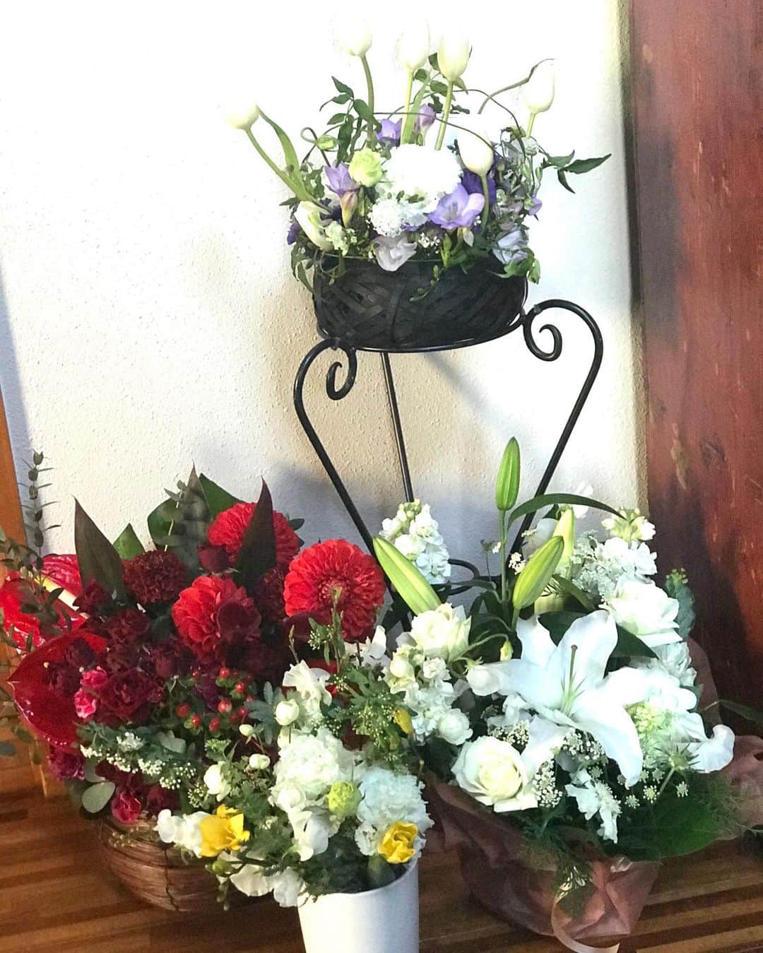 土屋眞弓のインスタグラム：「お誕生日に素敵なお花を頂き嬉しいです🥰💐❤️  今年は静かにシャンパン飲みます🍾🥂 長く生きているとこんな事もあるからね😌 健康でいられる事に感謝🙏✨✨  #birthday  #happybirthday  #flowers」