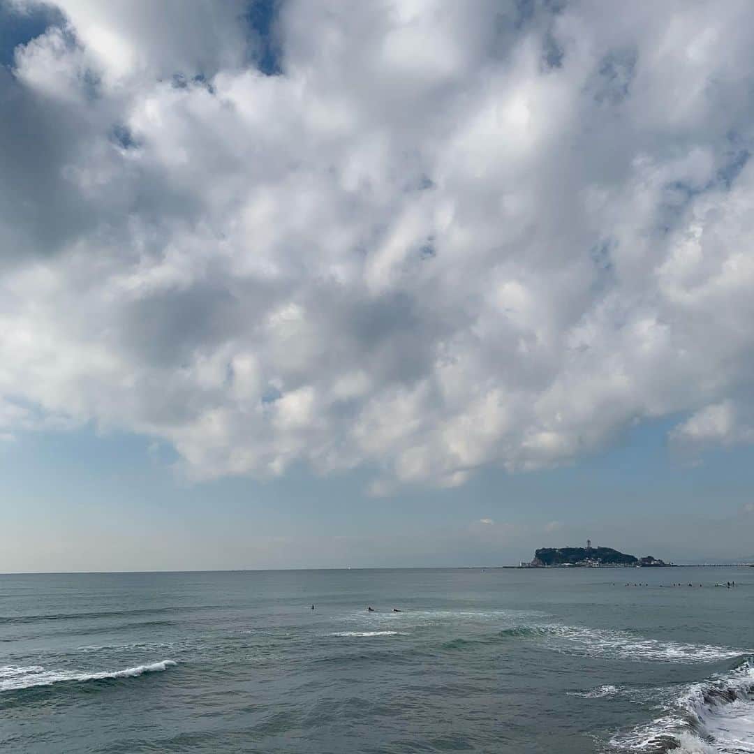 クリス智子さんのインスタグラム写真 - (クリス智子Instagram)「今週も鎌倉からリモート生放送中！　@good_813jwave   （13:00〜16:30）  今朝の七ヶ浜の風景です。 海からは、愉しげな笑い声。 冷えた空気に、エネルギーいっぱい。 今週も、午後、よかったらご一緒してくださいね。 よろしくお願いします😊」1月18日 14時41分 - chris_tomoko