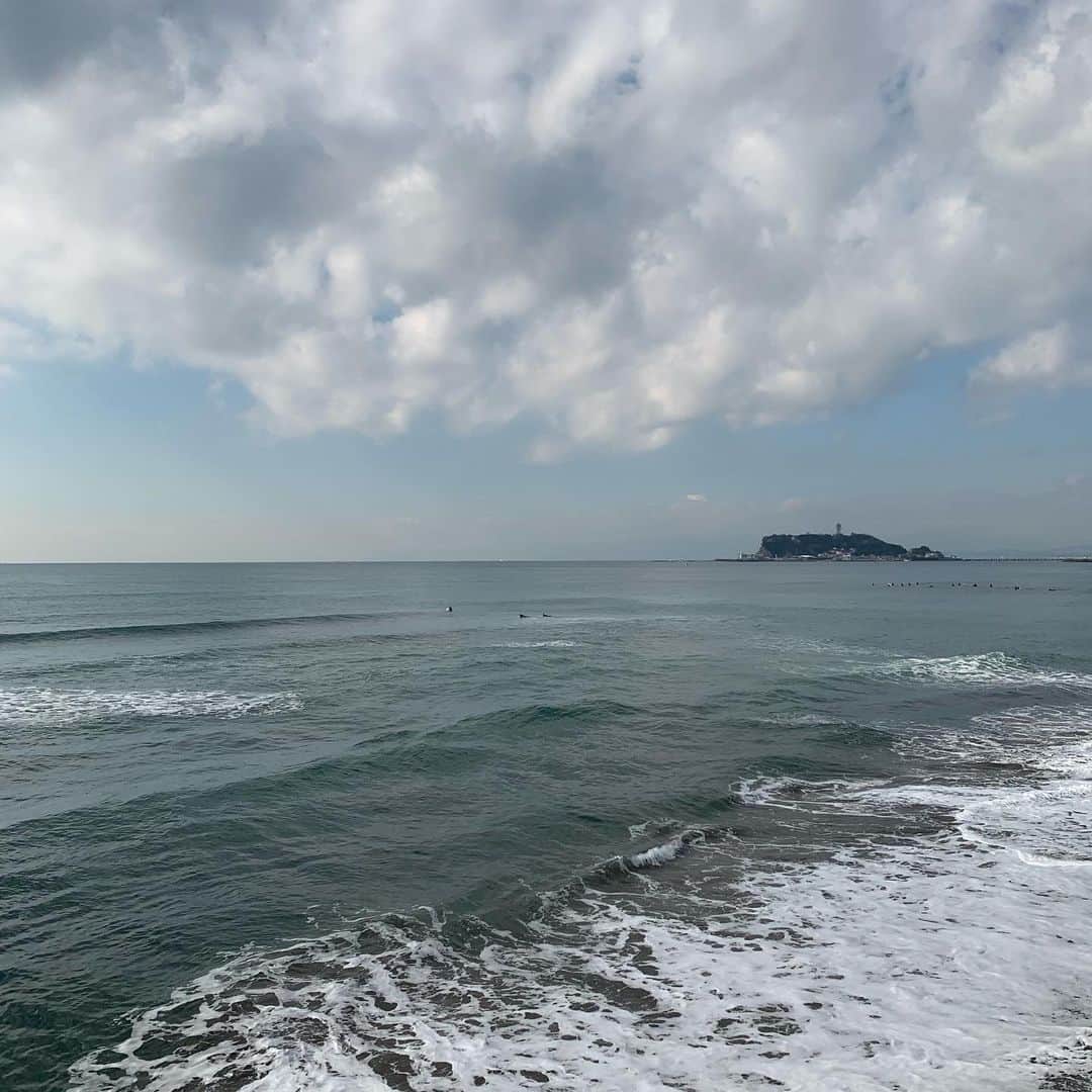 クリス智子さんのインスタグラム写真 - (クリス智子Instagram)「今週も鎌倉からリモート生放送中！　@good_813jwave   （13:00〜16:30）  今朝の七ヶ浜の風景です。 海からは、愉しげな笑い声。 冷えた空気に、エネルギーいっぱい。 今週も、午後、よかったらご一緒してくださいね。 よろしくお願いします😊」1月18日 14時41分 - chris_tomoko