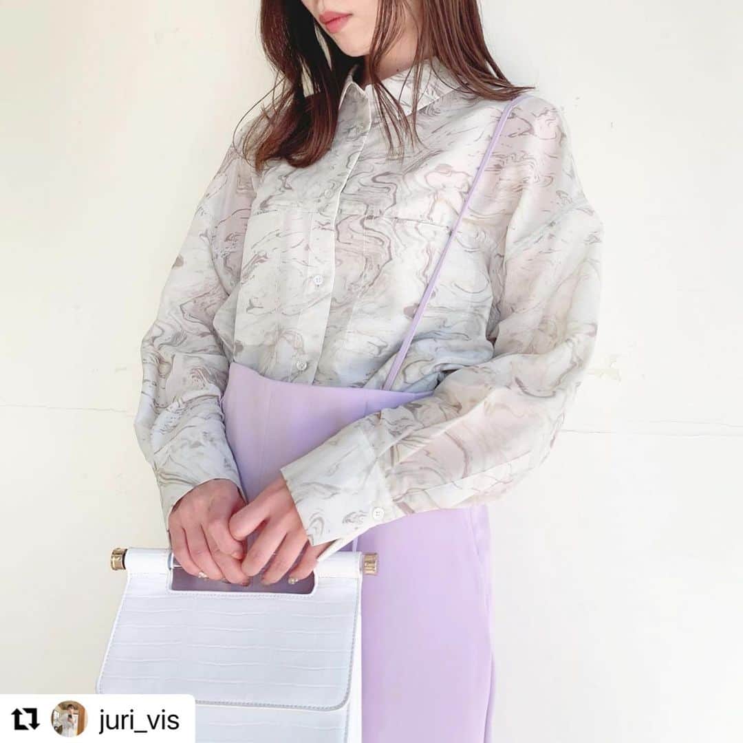 のインスタグラム：「#Repost @juri_vis  ・・・ * * * マーブル柄も新鮮で可愛かった♡☕️ ▷BVH11110  シアービッグシャツ @vis_jp * * * #ootd #vis_jp #撮影」