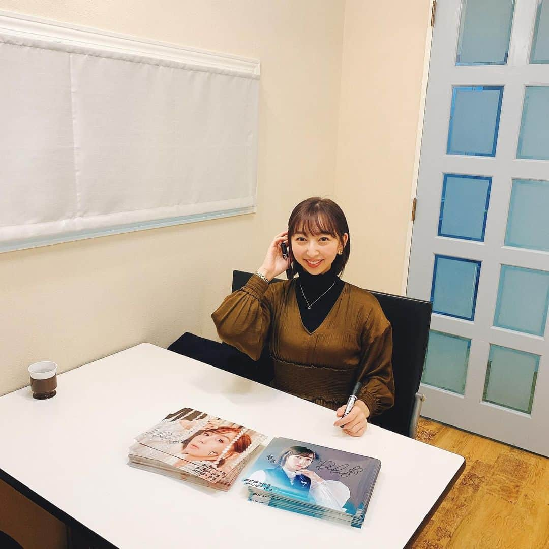 飯田里穂のインスタグラム：「あにばーさる限定特典の サイン入れしてきたよ✨  https://store.nbcuni.co.jp/s/nbcu/item/detail/5683-2  いくつか 当たりサインも入れてみました🥳 数量限定になりますので 是非お早めにっ  そして嬉しいことに初回の オンラインサイン会が完売になりました🥲💓 ありがとうございます..  なので、この度追加開催が決定しました!!  2月23日（祝火） リミスタさん @LimitedStand にて  1回目　14時〜 2回目　18時〜  になります  定員に達し次第受付終了になりますので お気をつけください☝️  ▼詳細はこちら limista.jp/projects/1478  #OneWish  この日着ていたワンピースは @amerivintage 👗 なんとファンの女の子がくれたんだよ〜☺️ さっすが飯田女子 私のスキを分かっていらっしゃる笑🤍 ありがとうございます」