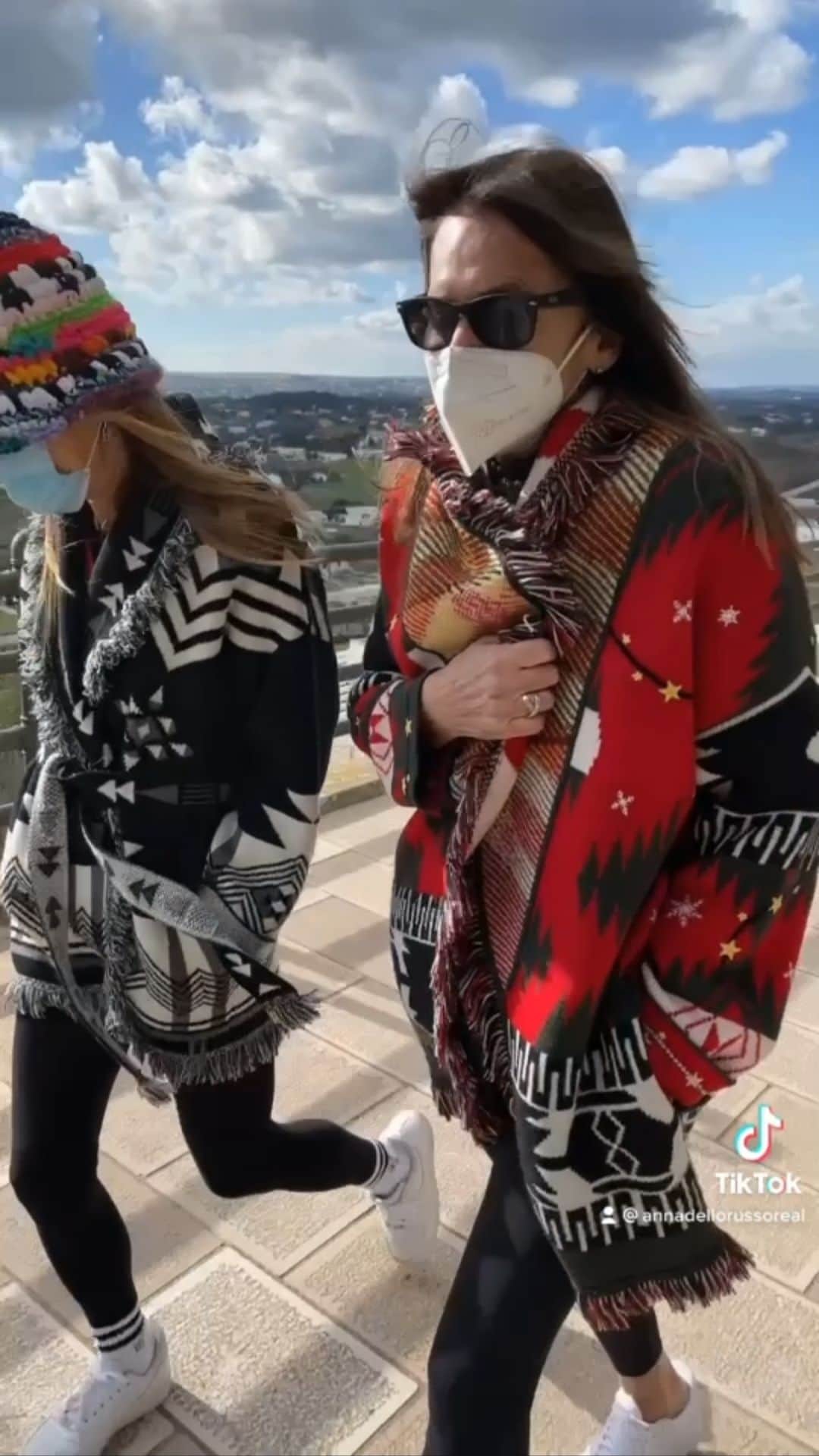 アンナ・デッロ・ルッソのインスタグラム：「Twins in @alanui 👯‍♀️💞💞💞 @rossellavailatii @carlottaoddi」