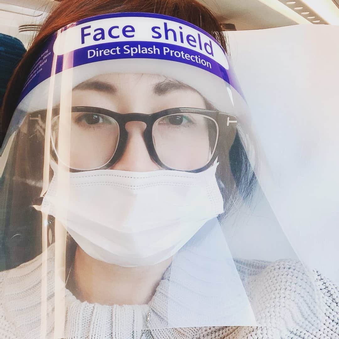 玉城ちはるのインスタグラム：「【お、おじいちゃん。。どしたの？】  新幹線の中で 車掌さんにマスクの着用を促された70代くらいのおじいちゃんが、  立ち上がって車掌さんに 「マスクをするのは法律なのか」 と詰め寄る。。。  こ、こわいよ。  マスクせず私のすぐ隣に立って車掌さんにあれやこれやと詰め寄る。。  とりあえず見てない時にアルコールをシュッとなりましたが  その後も車内をウロウロしては何かを仰るので  指定席を変えていただき車両を変更。  マスクをするだけでもあんなに嫌がる方は  私の姿など  本当に滑稽に見えることだと思います。  自分でも滑稽です。  今朝は羽田空港から広島空港にこの出立ちで降り立つと 誰一人このような人間はおらず、 勇気のない私は 広島市内のリムジンバスと大学校内ではマスクのみでした爆笑  んでまた、新幹線に乗る前からこの姿に戻ったのですが  マスクをしないのはまぁ良いとして、、、  まさか本当に車掌さんに詰め寄ってマスクは法律なのか？という方がいると思いませんでした。  もちろん、私が好きで仕事してますし、 嫌なら仕事辞めれば良いことなので人様に自分と同じようにしろなんて微塵も思わないけれど  70歳を超えたお姑さんと 保育園に通う息子やそのお友達のことを考え 最大限できうる限りの努力をして移動して仕事をする私は  おじいちゃんから見たら 過剰なおかしな人にしか見えないだろうな笑笑  でも、せめてマスクしないなら 立ち歩かないでおくれよおじいちゃん。 喋りまくって立ち歩かれたら逃げ場がないよ おじいちゃん  そしておじいちゃん 大切な人生の大切な時間を マスクのことなんかに費やさず もっと死ぬまでにやりたいことはないですか？ おじいちゃん。。  どーしたんだい、おじいちゃん笑笑」