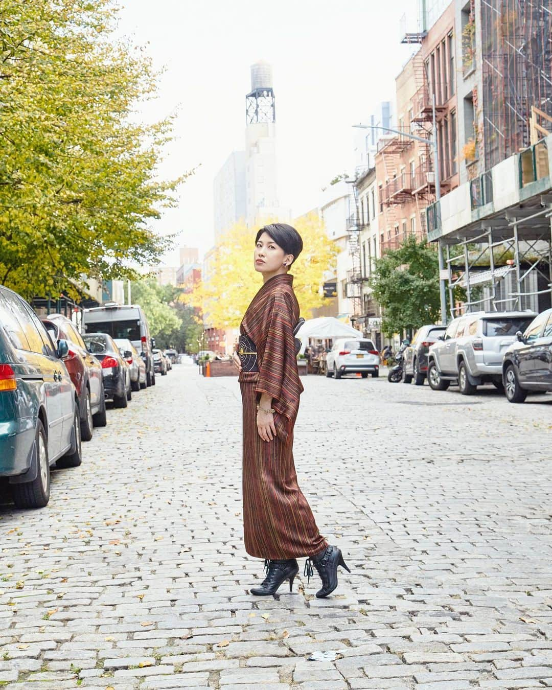 岡田育さんのインスタグラム写真 - (岡田育Instagram)「Anyone miss the New York City state of mind!? Here’s old pavements of Lower Manhattan, water towers, outside seats, endless on-street parkings, and “a REGAL alien” who loves to take pictures with all of them. . 📸 : @linatakefoto . 新しいポートレート写真。撮影はファッションフォトに定評のあるLina Takeuchiさんです。着物雑誌『七緒』の撮影のついでに自宅近所で好き放題に撮った。 . 👘: vintage komon  🎀: @gofukuyasan 👢: @ash .  #👘🔰 #縞小紋 #変わり縞 #小紋コーデ #半巾帯 #天体観測 #着物女子 #着物好き #着物生活 #komon #kimono #kimonostyle #japanesekimono #vintagekimono #kimonopattern #kimonogirls #kimonogram #dailydresses #casualkimono #岡田育 #ikuokada」1月18日 15時01分 - okadaic