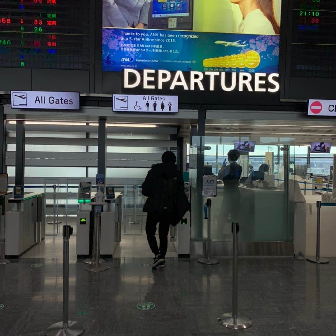 伊原剛志のインスタグラム：「今日  三男　Santaが冬休みを終え  再び  アメリカ東海岸へと  旅立った。  息子を見送る母親の気持ちが痛いほど伝わる。  「兎に角気をつけて無事で❗️」  毎日PCR検査。 サッカー部は学内のホテル住まい。  Duke大学のケアを信じて。  #親の気持ち  #母の気持ち  #旅立ち  #アメリカへ」